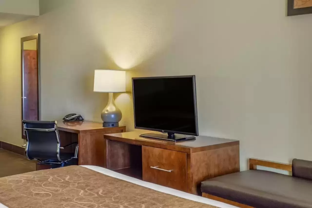 King Suite with Whirlpool - Accessible/Non-Smoking in Comfort Suites Batesville