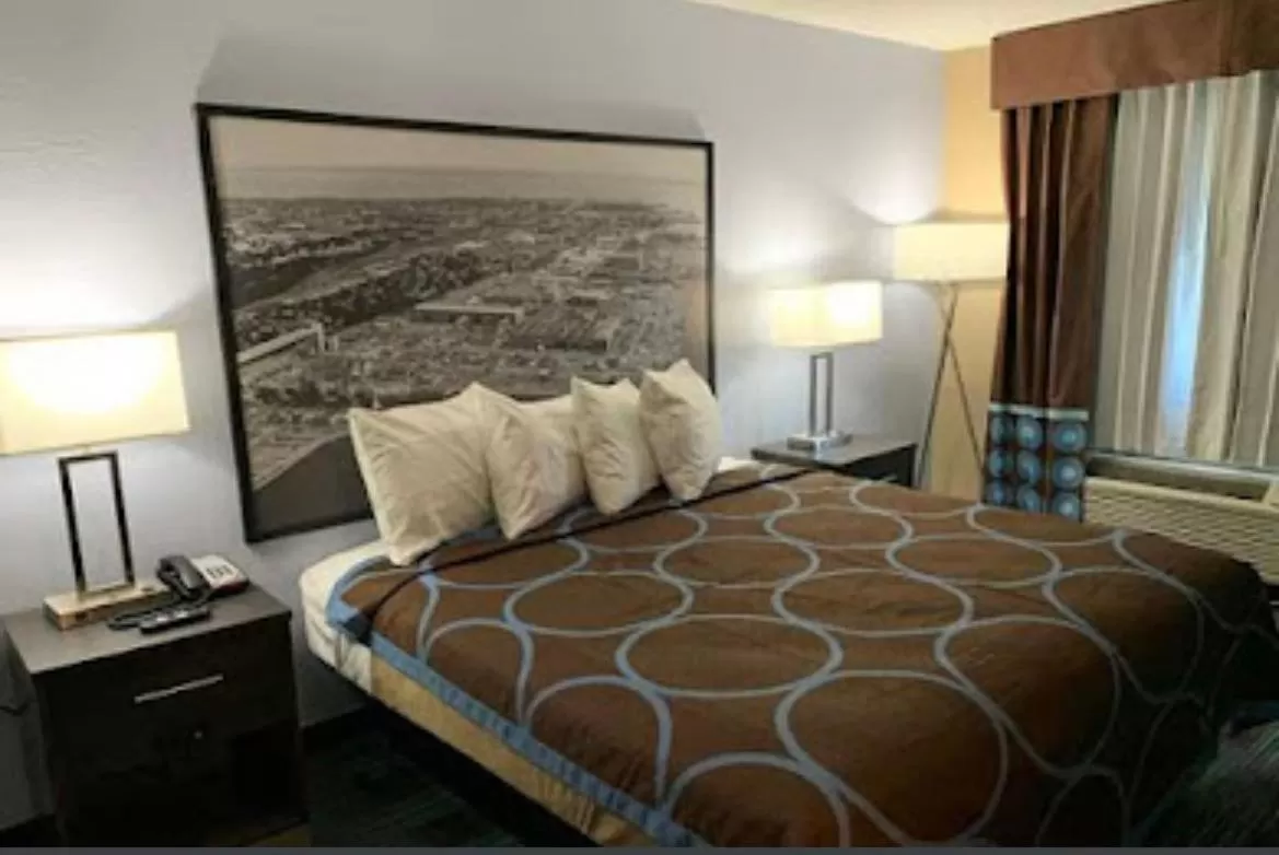 King Room - Non-Smoking in Super 8 by Wyndham Newport News