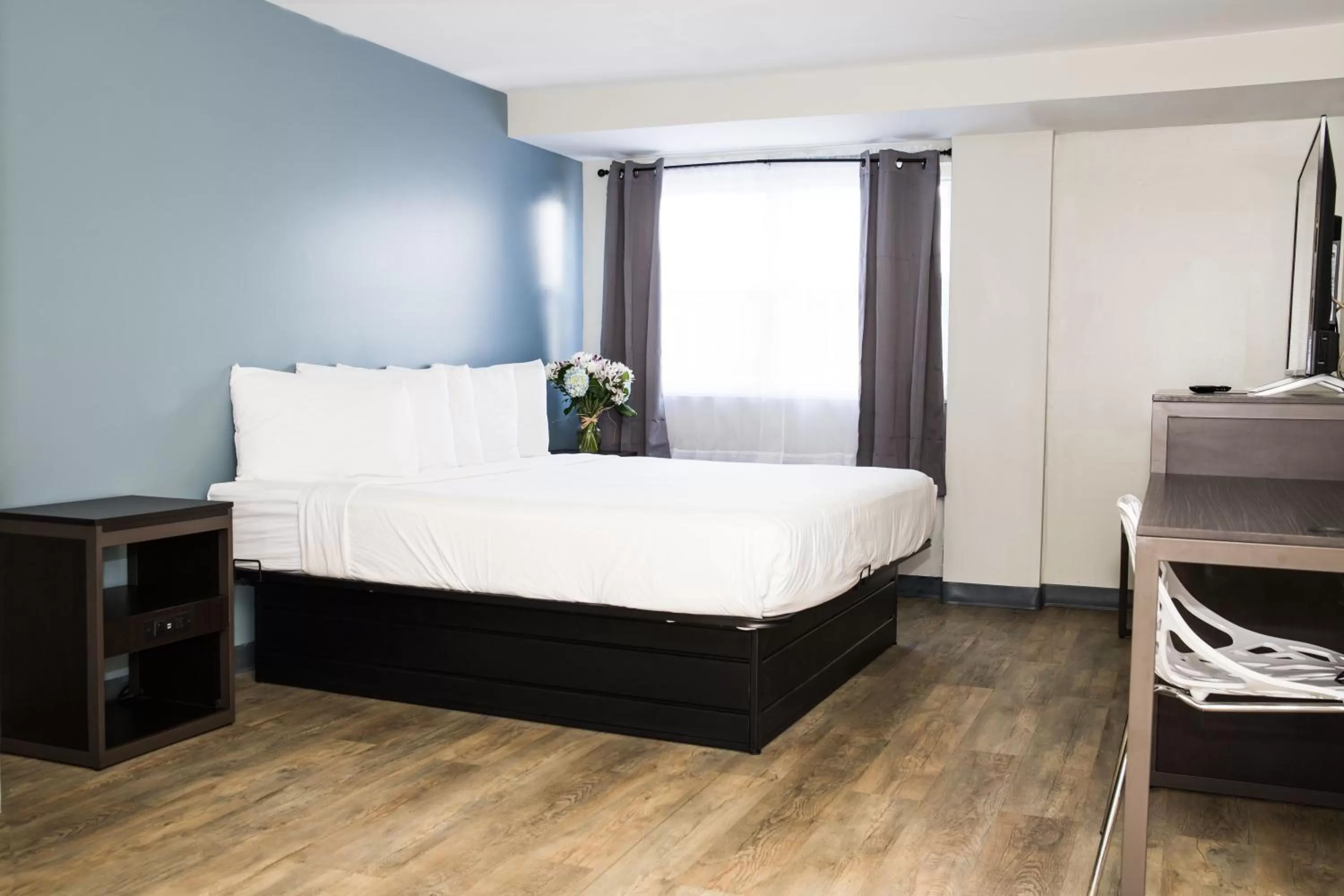 Standard King Room - Non-Smoking  in Crystal Inn Eatontown