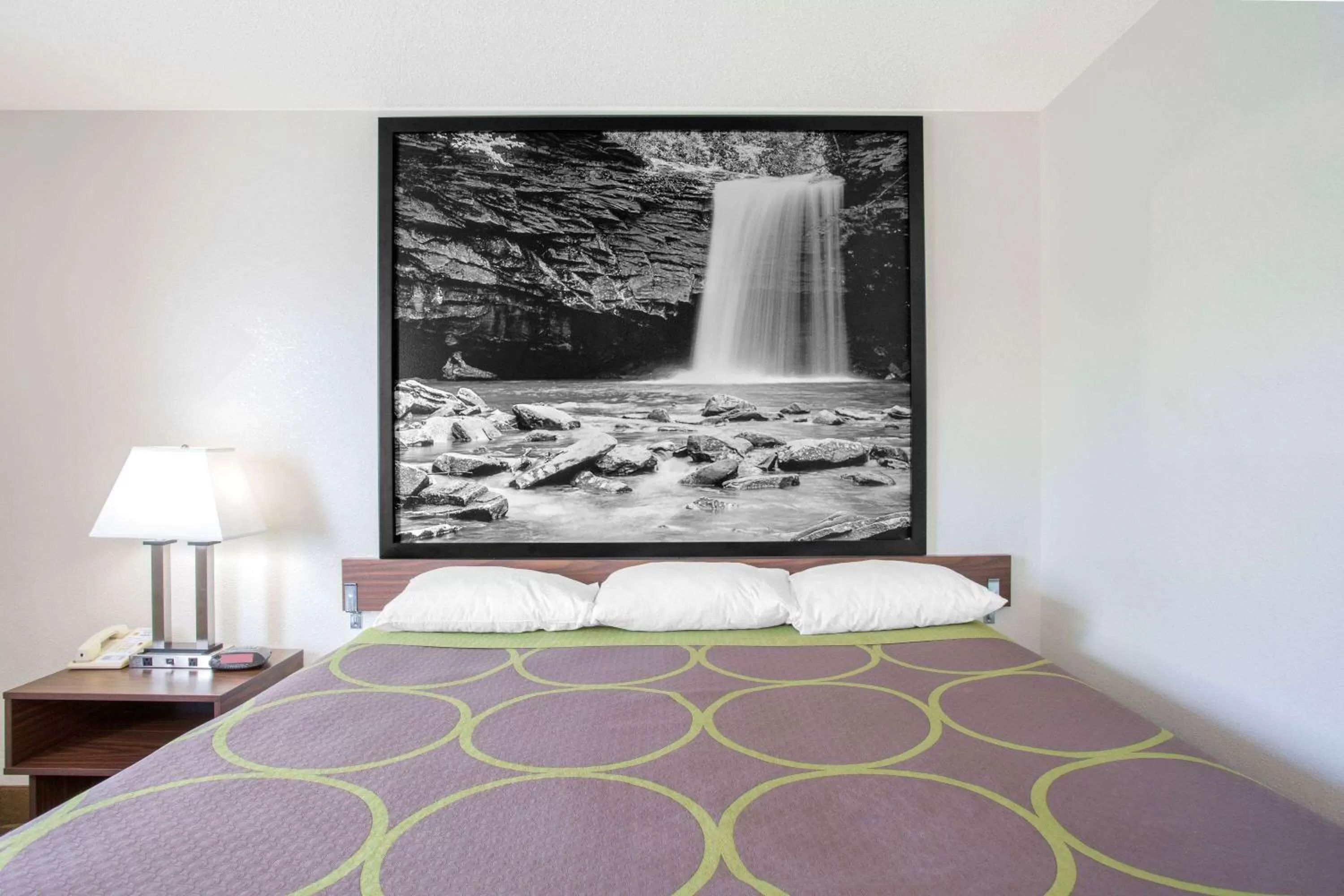 King Room with Bath Tub - Mobility Accessible/Non-Smoking in Super 8 by Wyndham Appomattox VA