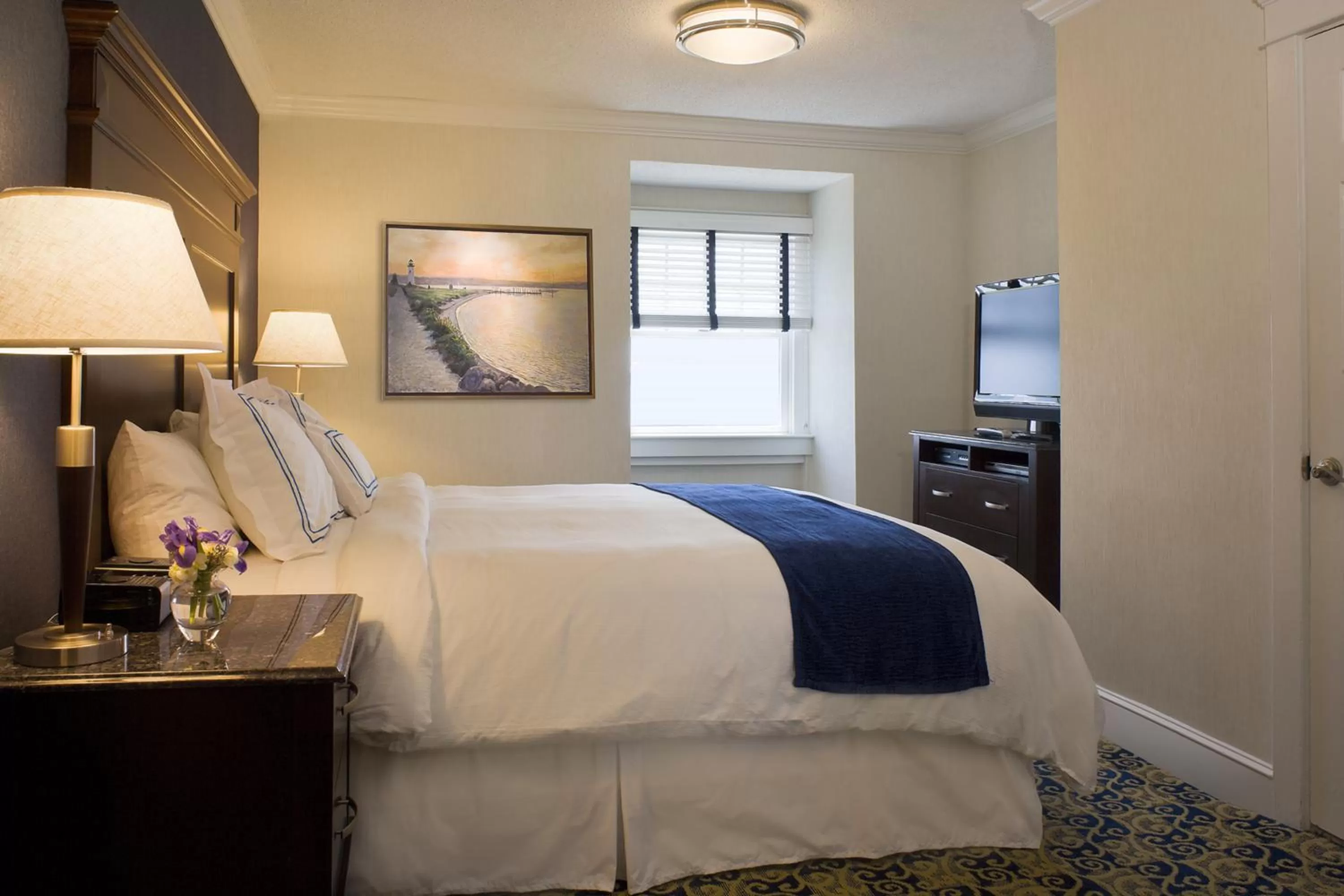 Budget Double Room in Newport Beach Hotel & Suites
