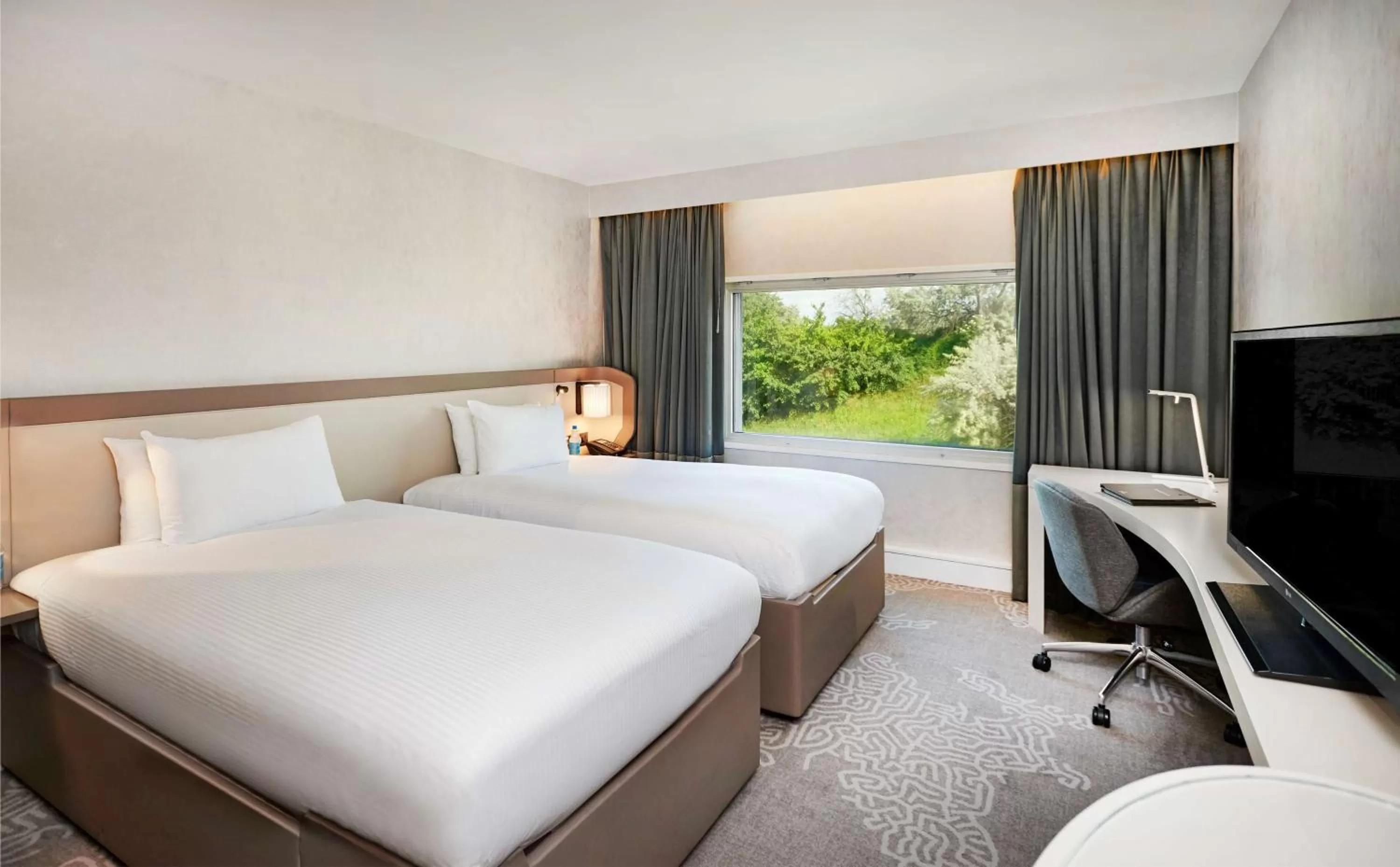 Family Connecting Room with One King Bed and One Twin Bed in Hilton London Heathrow Airport