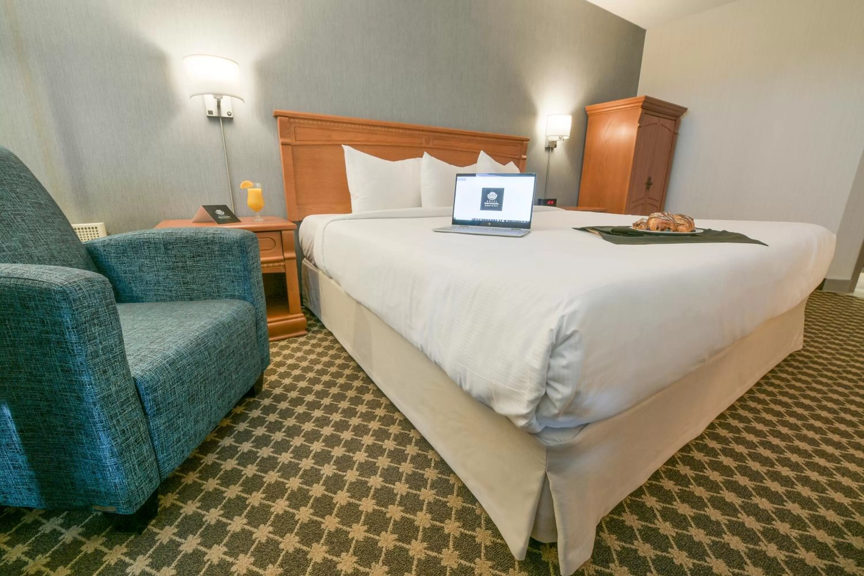 Classic Room with 1 king bed in Hotel Universel Montréal