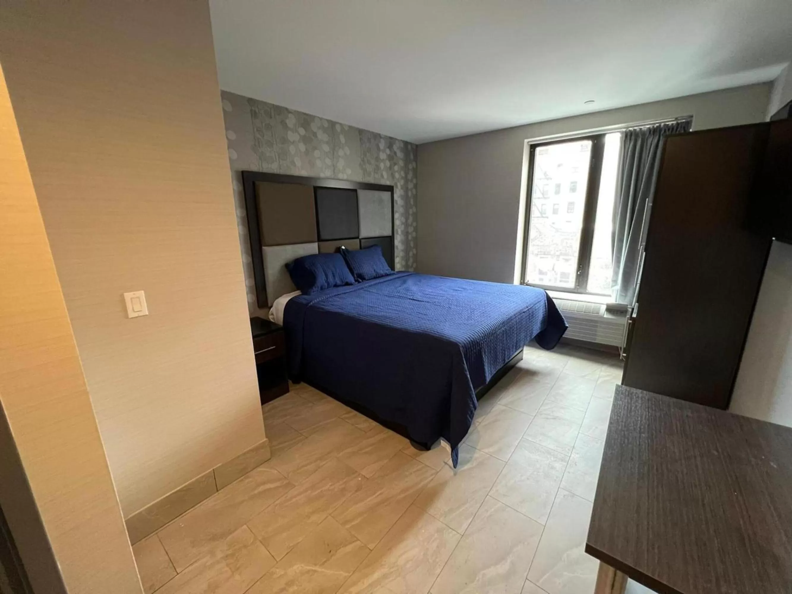 Deluxe King Room in Wheeler Hotel