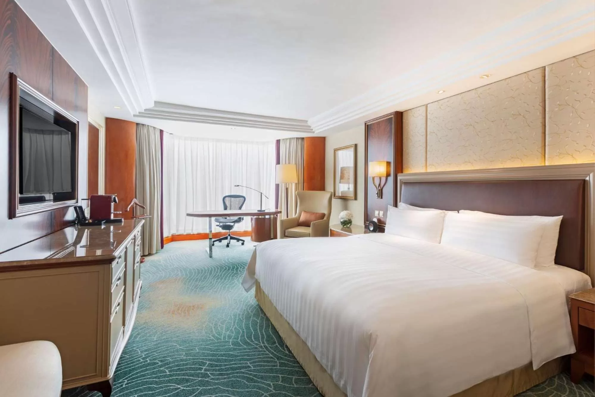 Horizon Club Harbor View King Room with Horizon Club Benefits in Kowloon Shangri-La, Hong Kong