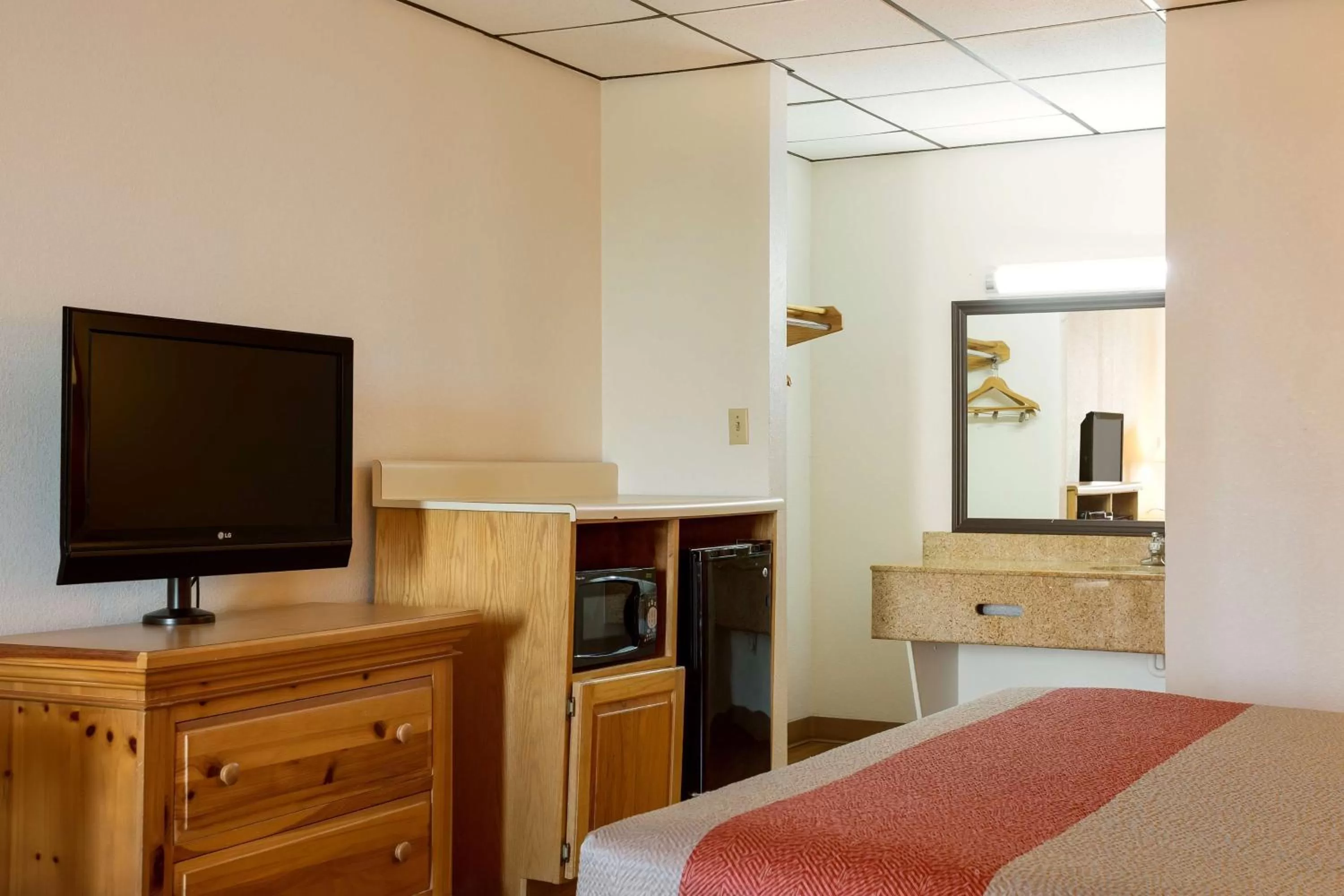 King Room - Disability Access - Non-Smoking in Motel 6-Clarksville, TN