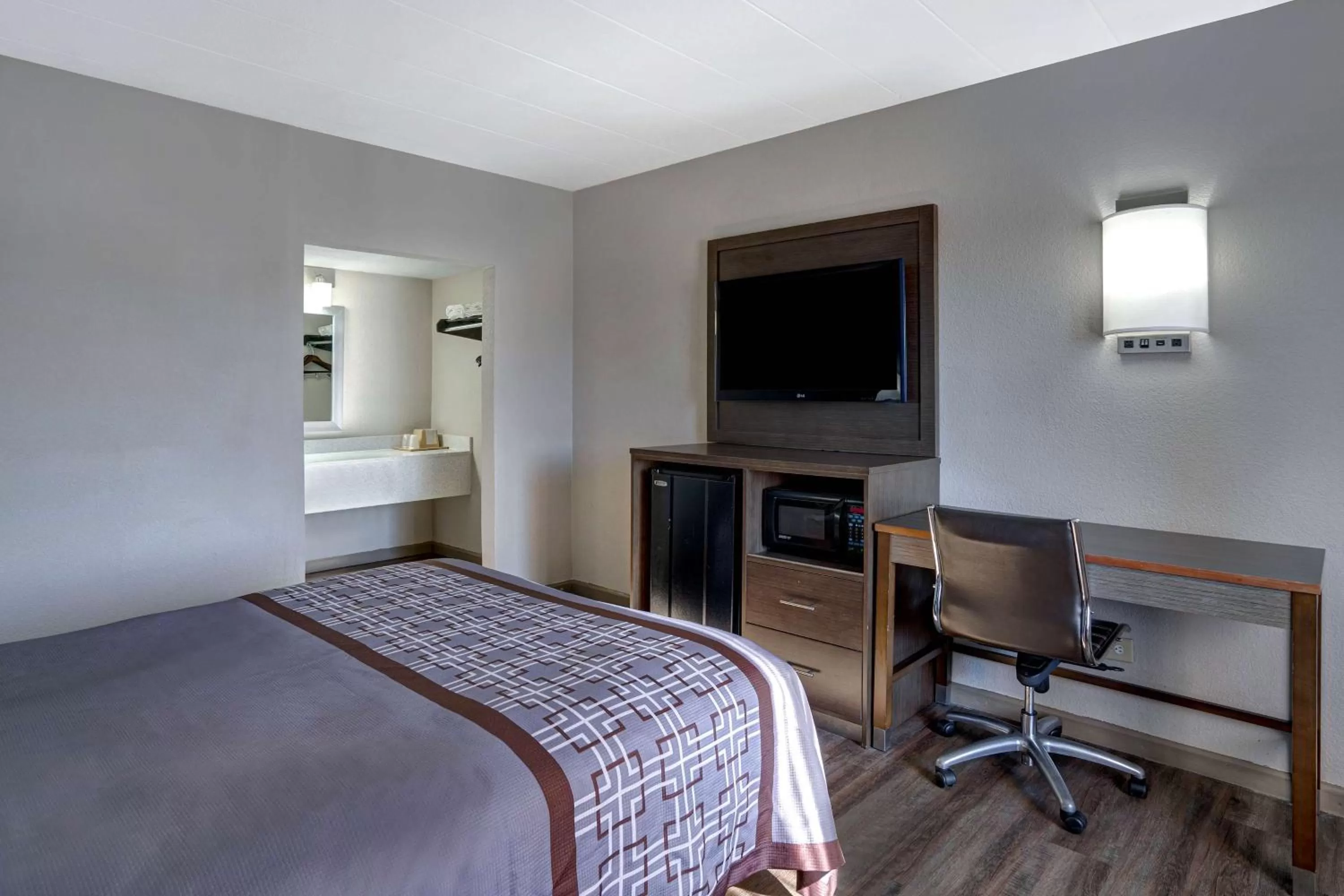 Queen Room - single occupancy - Disability Access - Roll in Shower in Motel 6 Burlington