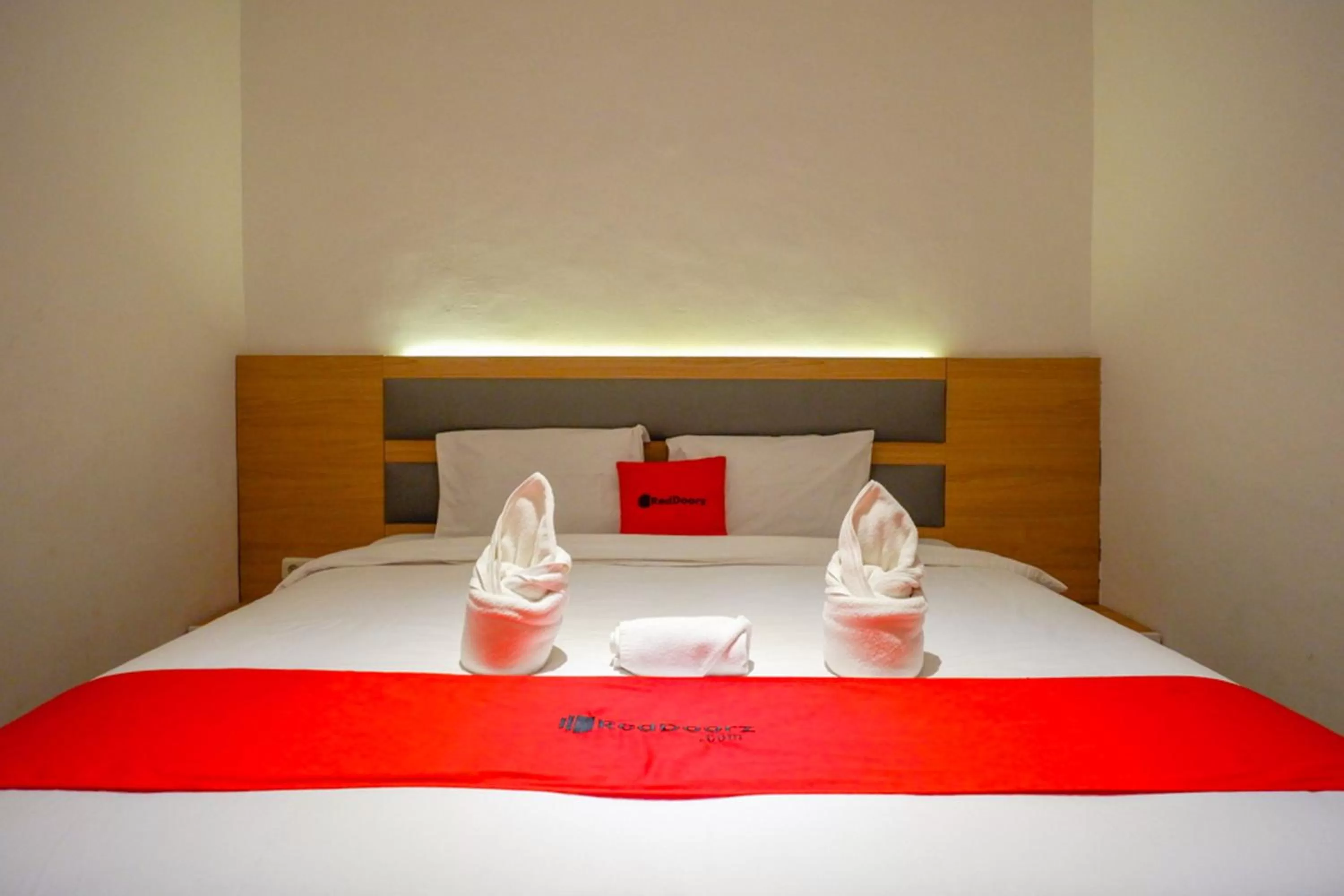 Deluxe Double Room in RedDoorz Plus @ Losari Makassar