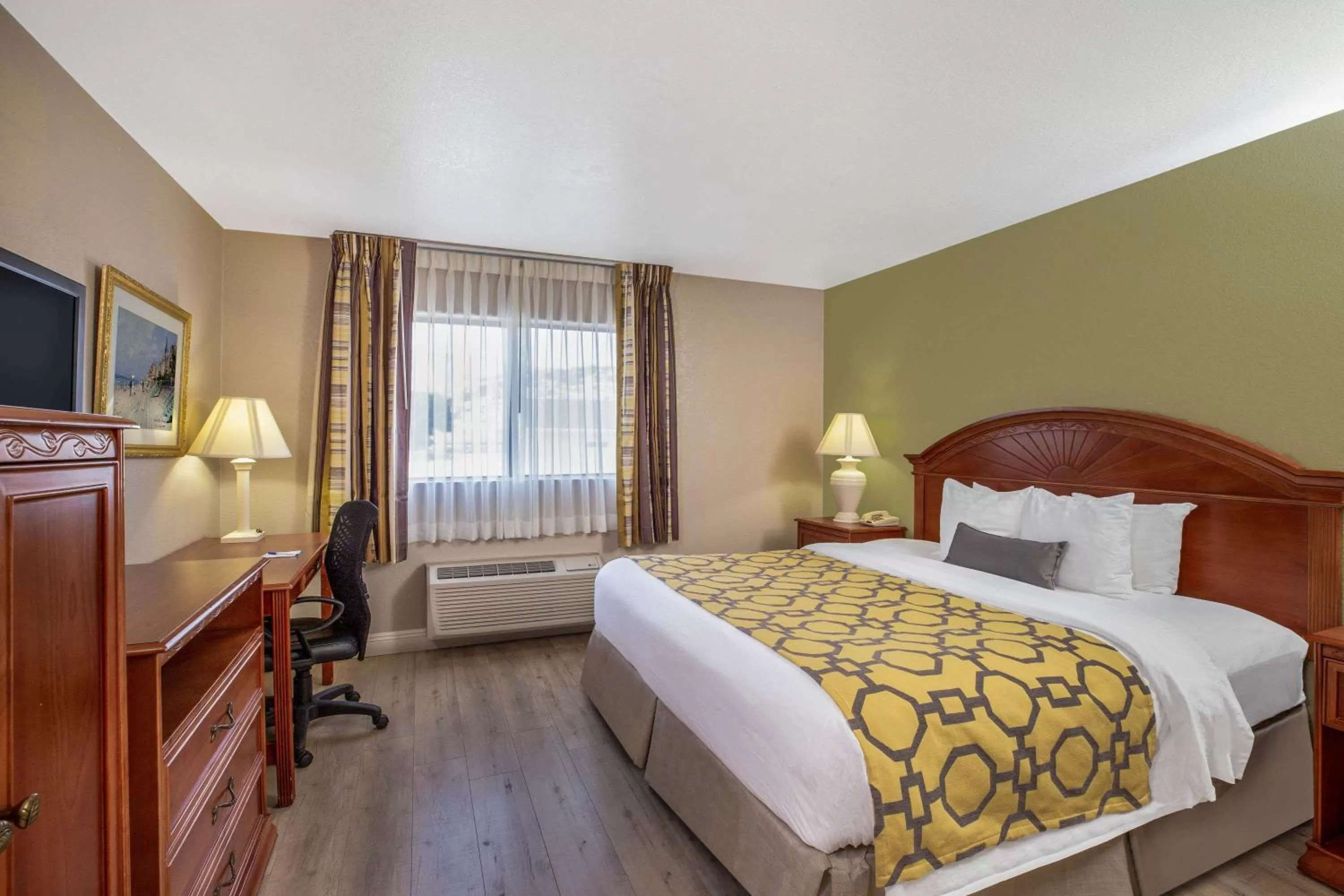 1 King Bed, Mobility Accessible Suite, Kitchenette, Non-Smoking in Baymont by Wyndham Tehachapi