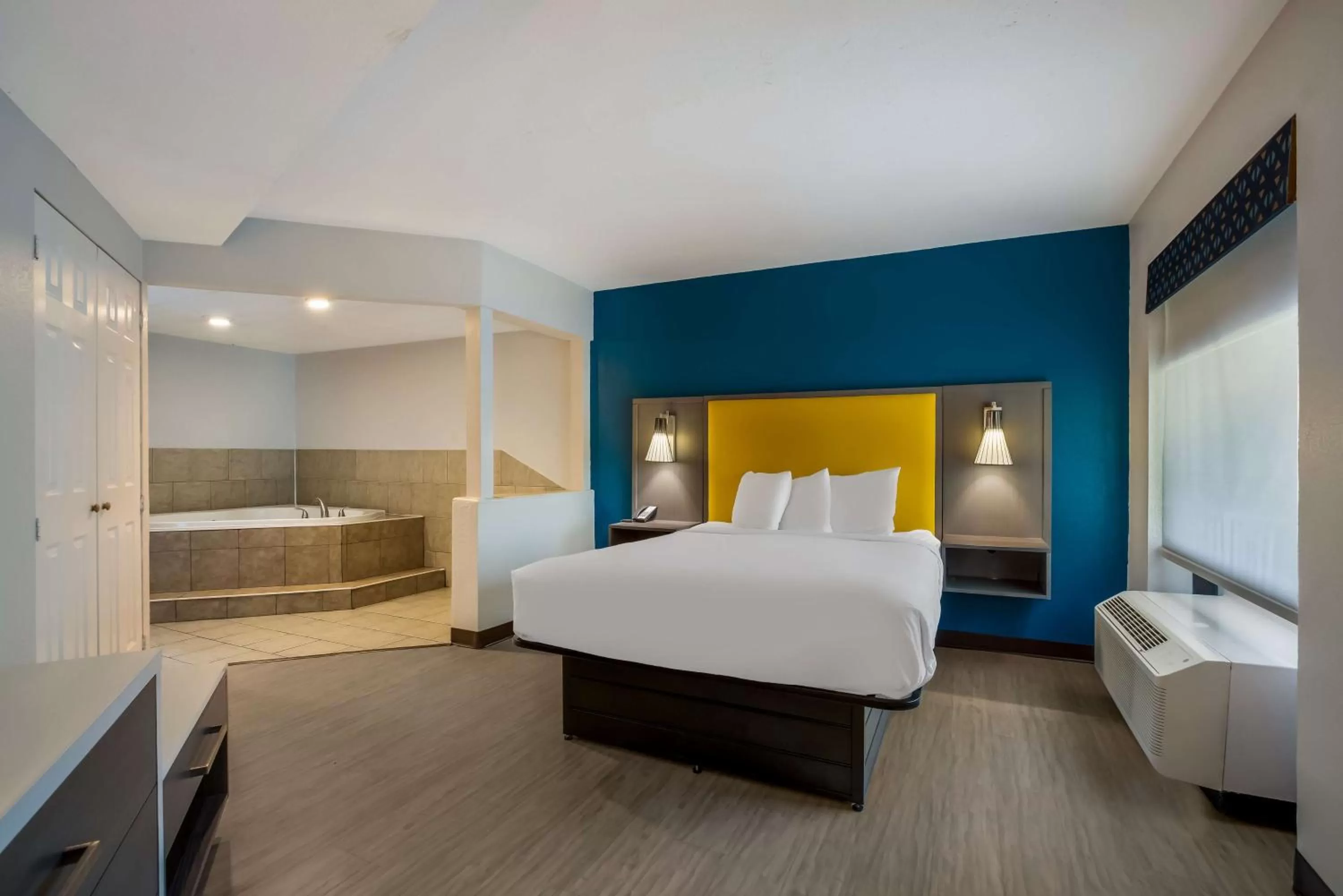 Queen Room with Spa Bath - Non-Smoking in Best Western Bordentown Inn