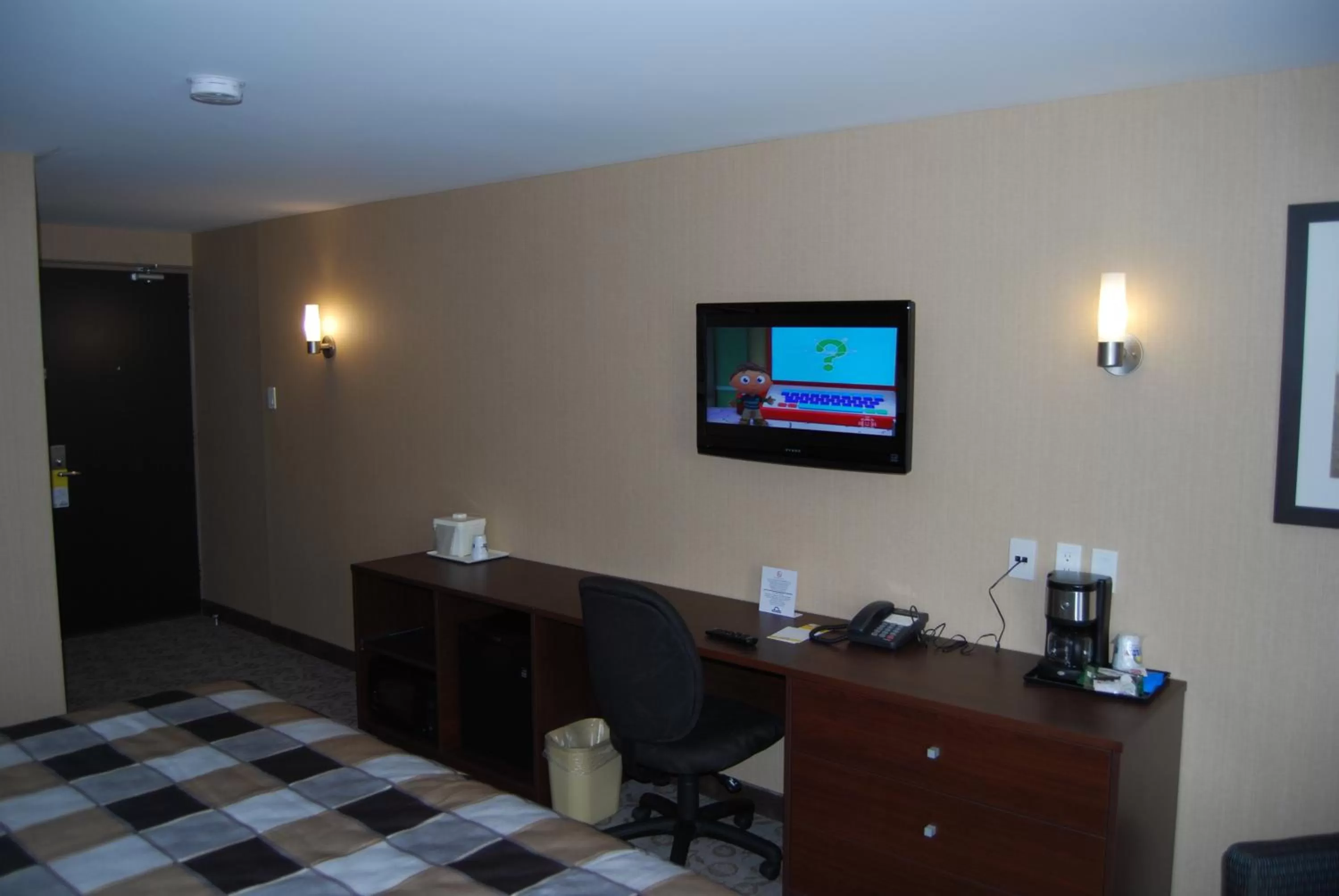 Deluxe King Room - Non-Smoking in Days Inn by Wyndham Brampton