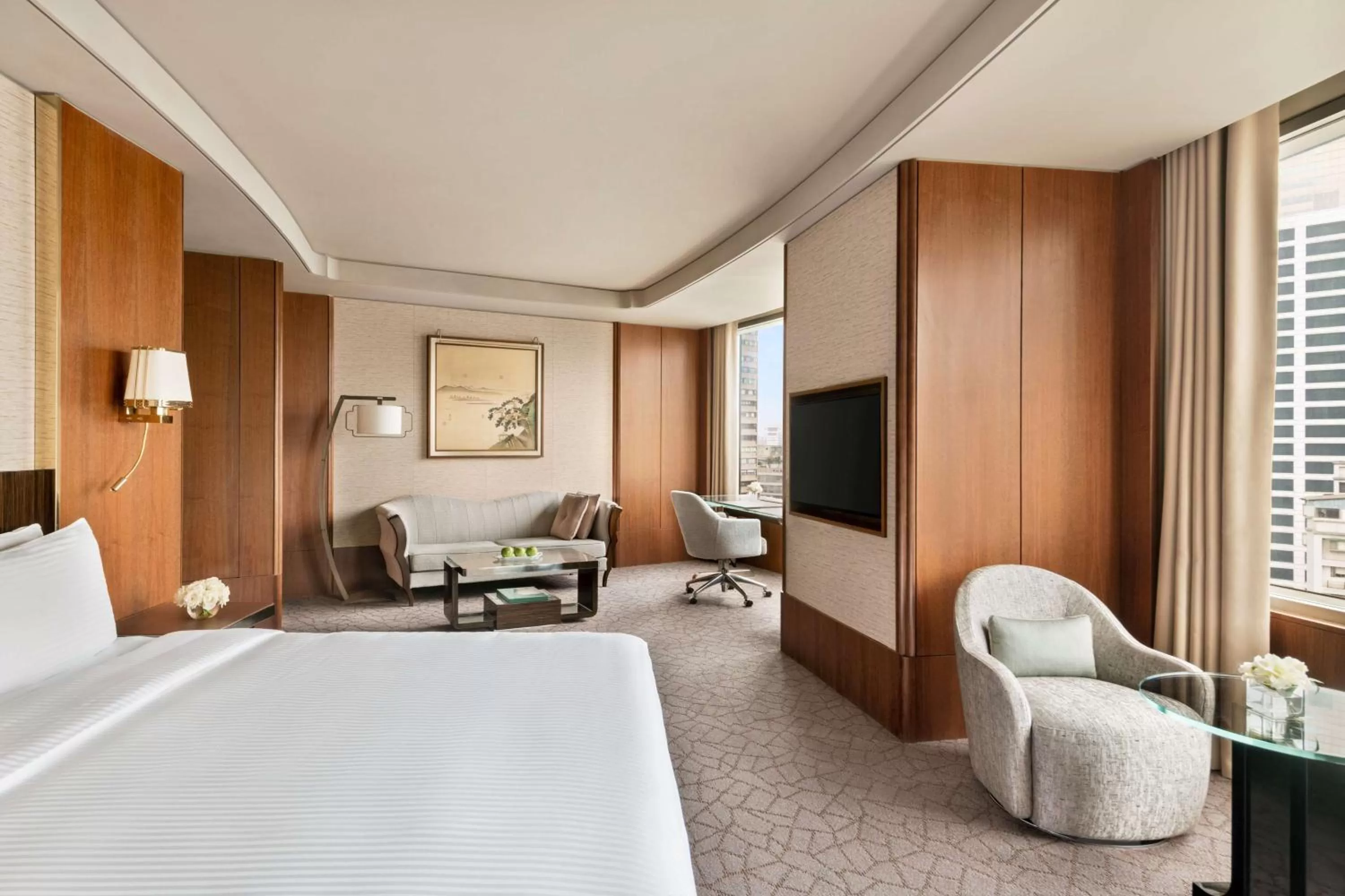 Premier King Room in Shangri-La Far Eastern, Taipei