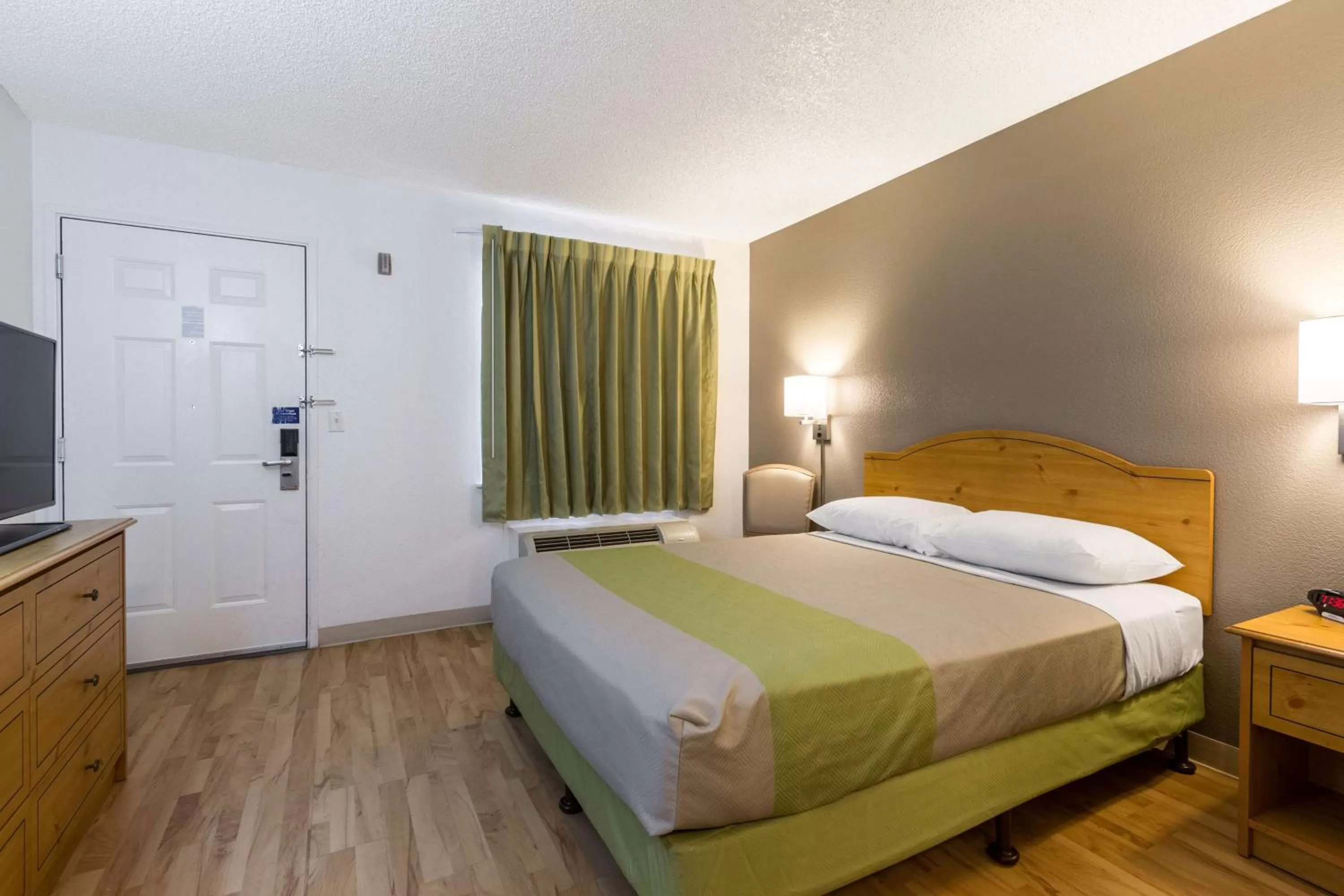 Queen Room - Non-Smoking in Studio 6-Tempe, AZ