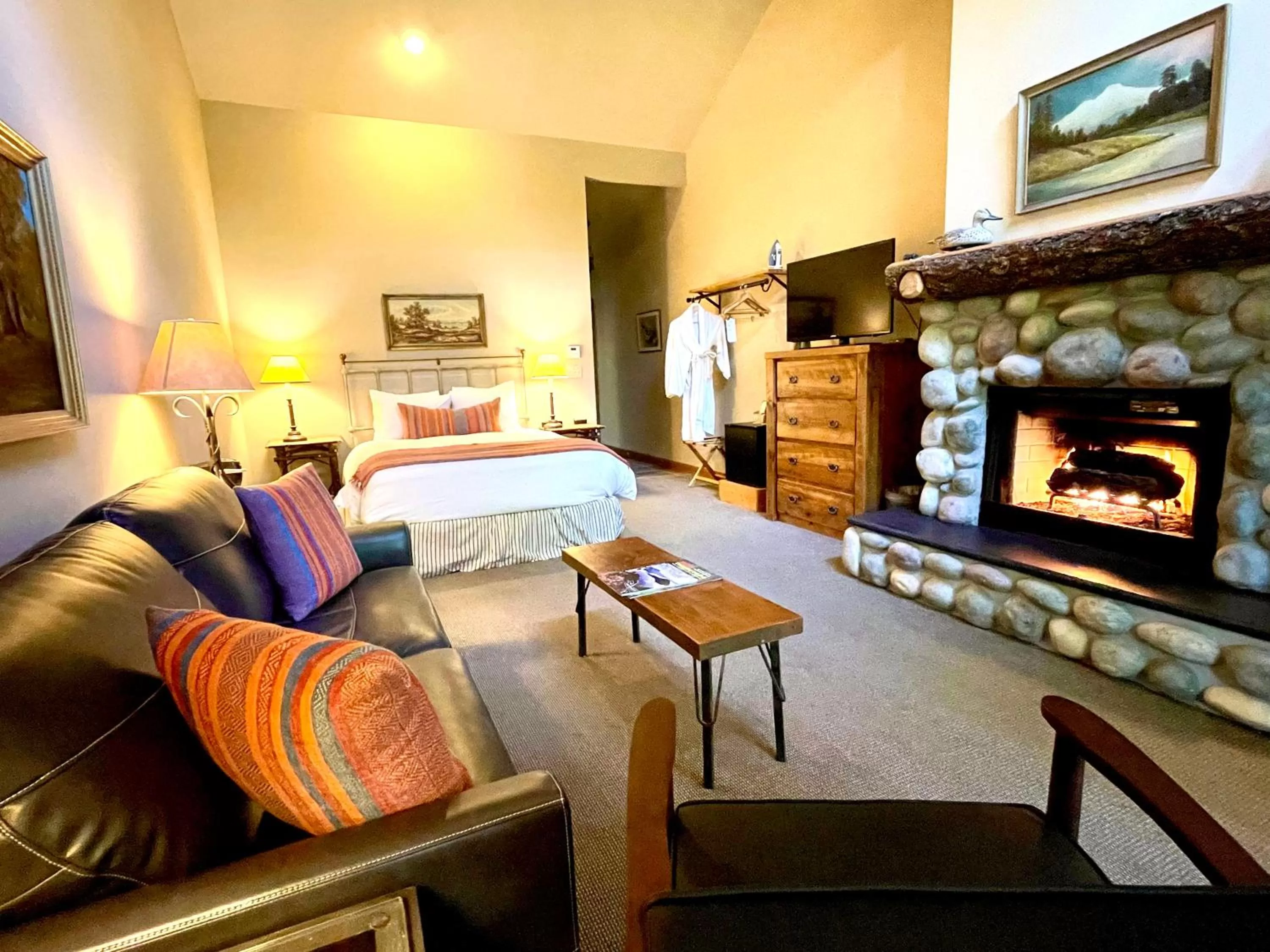 Queen Room - Disability Access in Weasku Inn