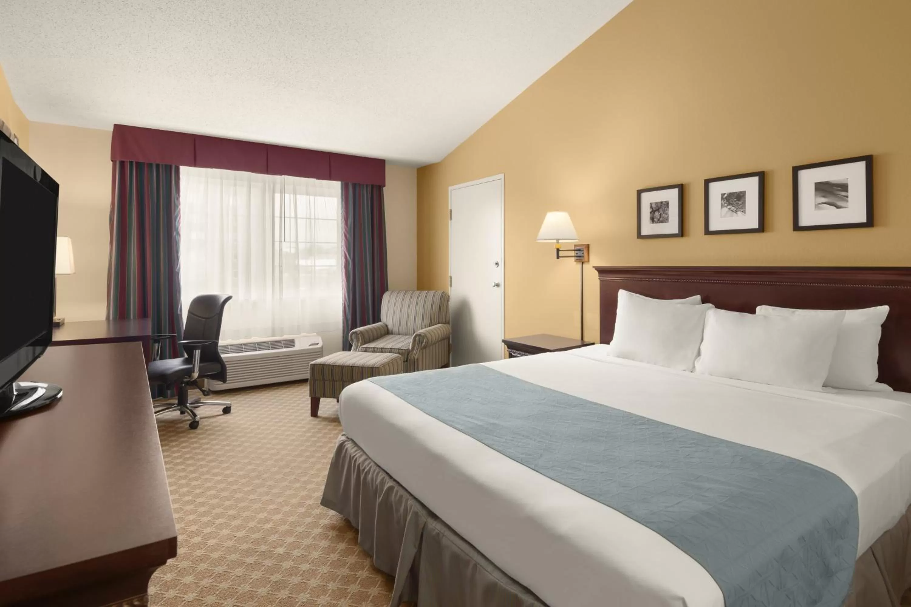 Queen Room - Non-Smoking in Country Inn & Suites by Radisson, Sioux Falls, SD