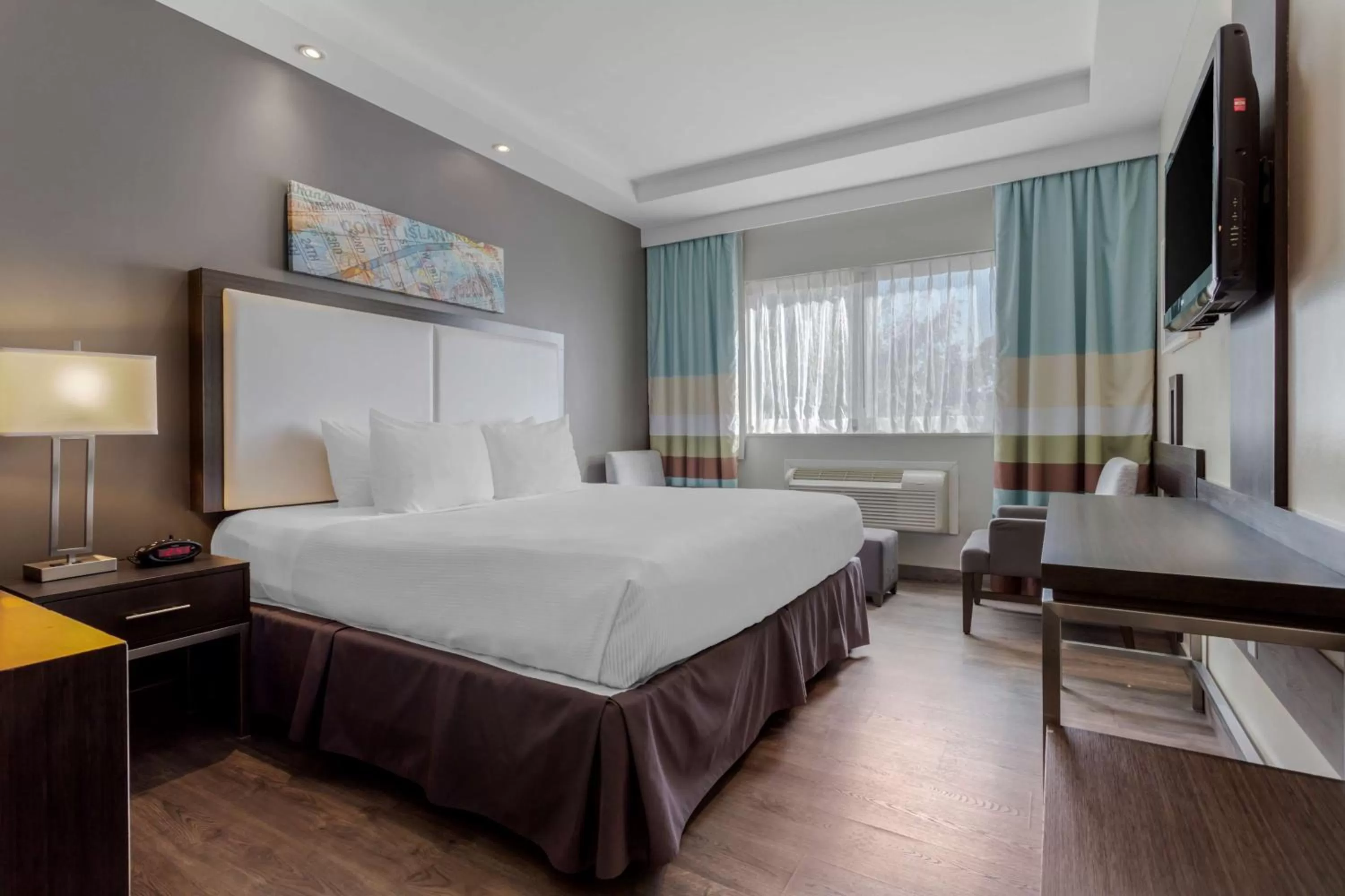 King Room with Roll-In Shower - Disability Access in Best Western Plus Brooklyn Bay Hotel