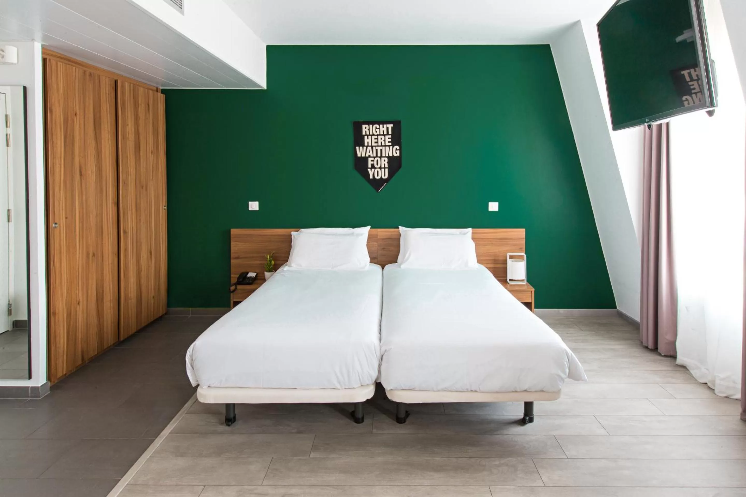 Standard Twin Room in The Social Hub Paris La Défense