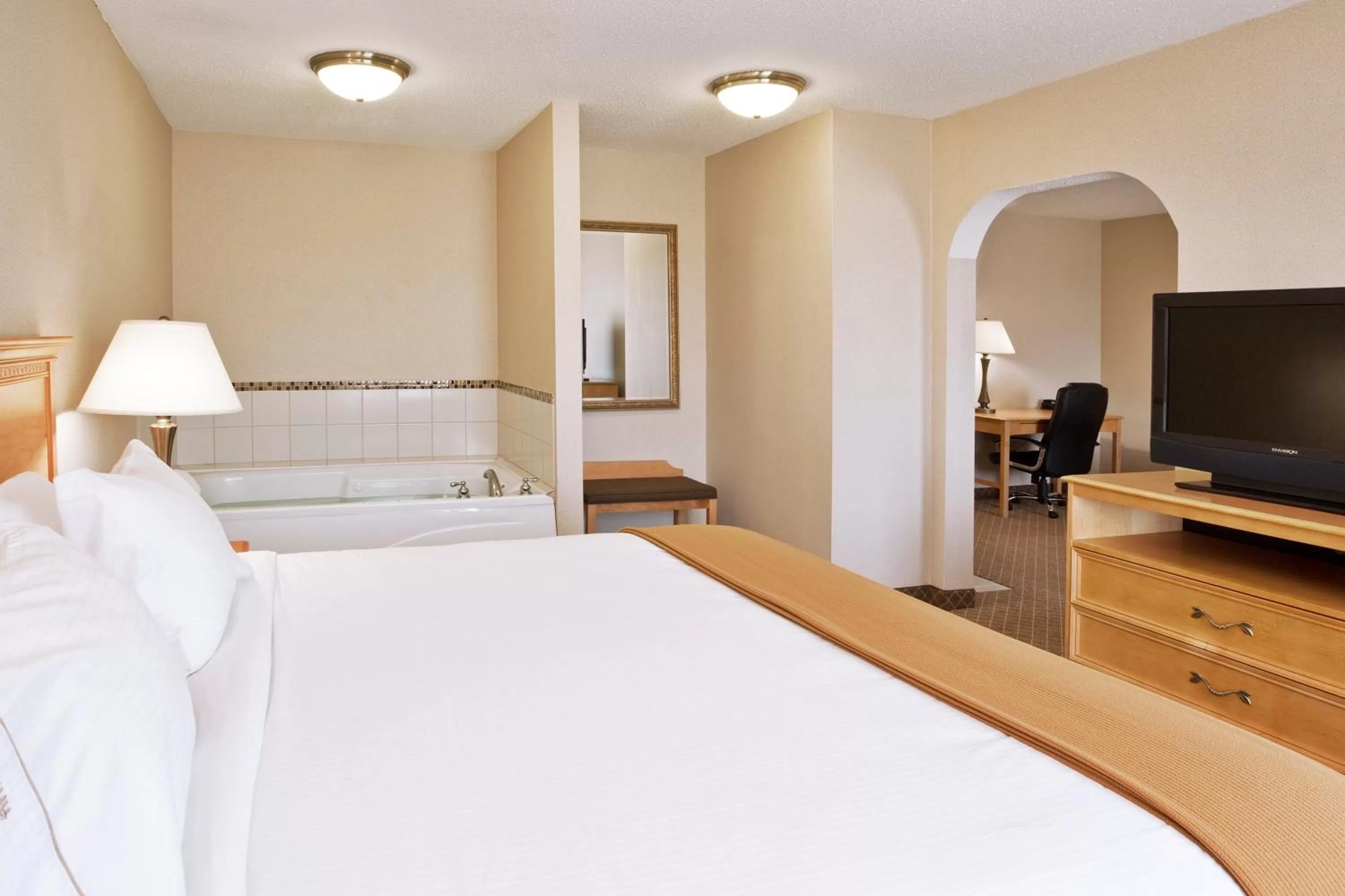 One-Bedroom King Suite with Spa Bath in Holiday Inn Express Hotel & Suites Chesterfield - Selfridge Area by IHG
