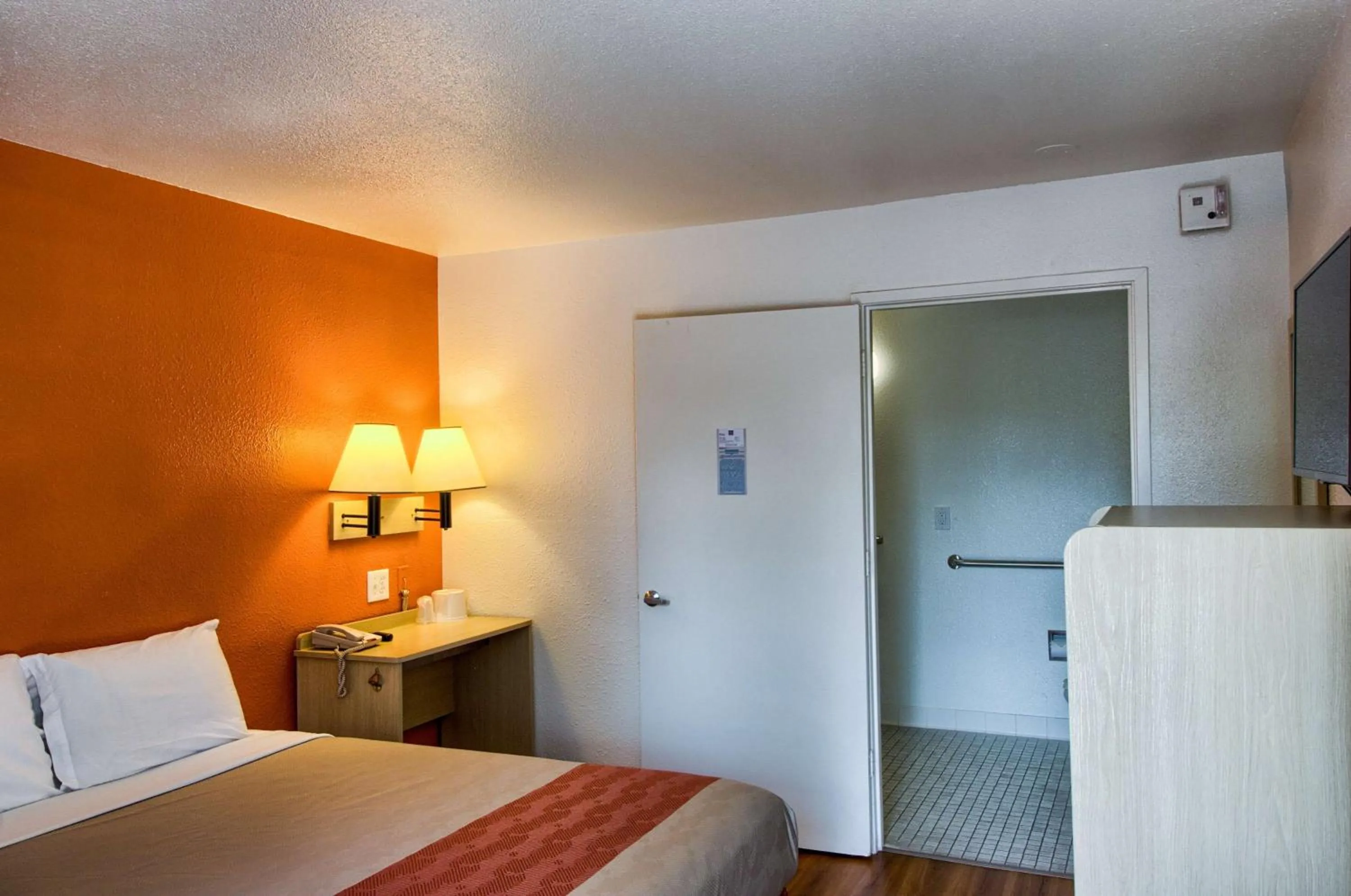 Deluxe Queen Room - single occupancy in Motel 6-Everett, WA - North