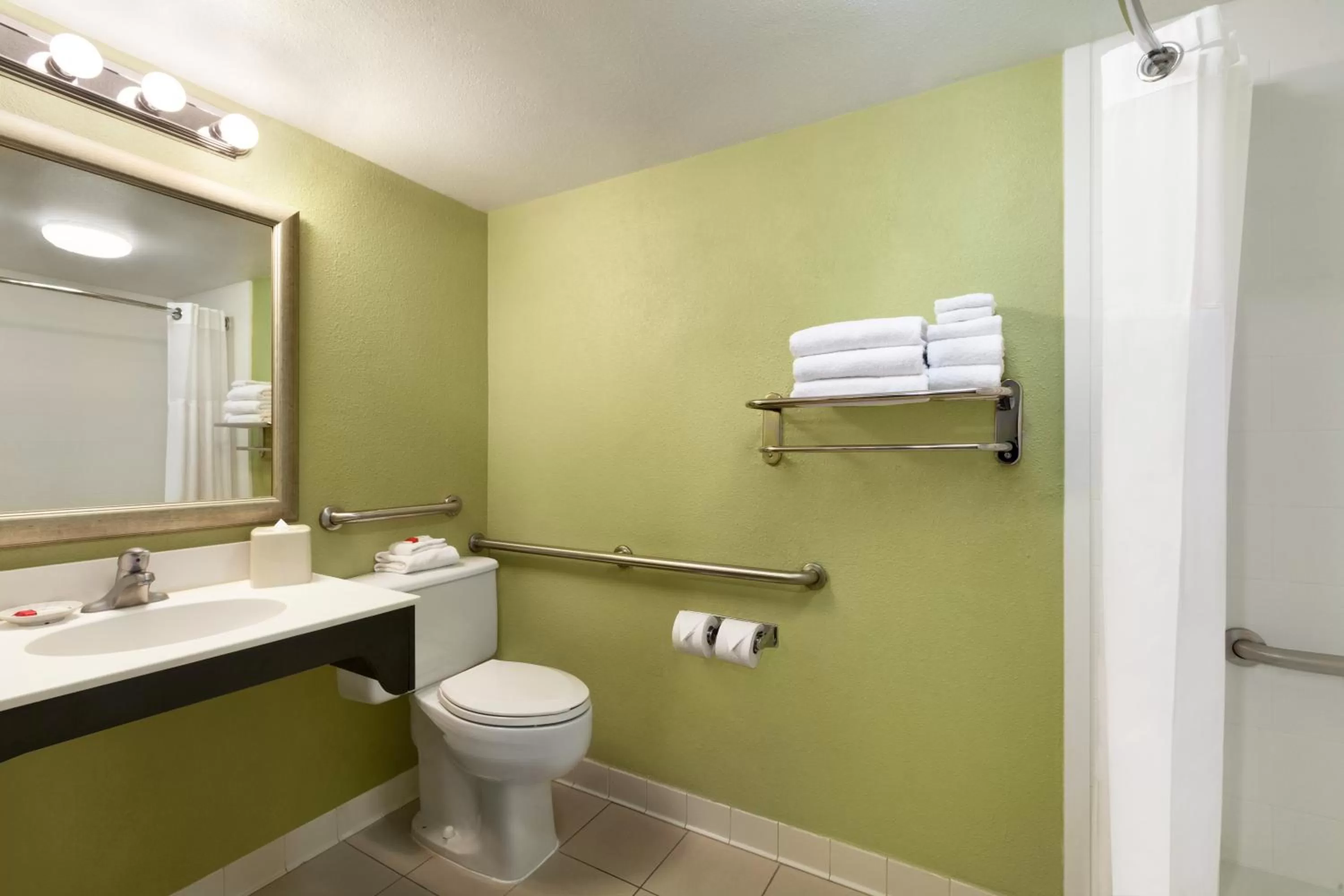 Queen Room with Bath Tub - Mobility Accessible/Non-Smoking in Days Inn by Wyndham Baltimore Inner Harbor
