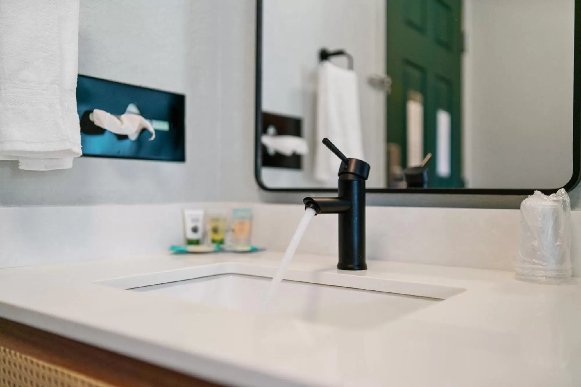 Queen Room - Disability Access/Non-Smoking in Garibaldi Inn at the Bay