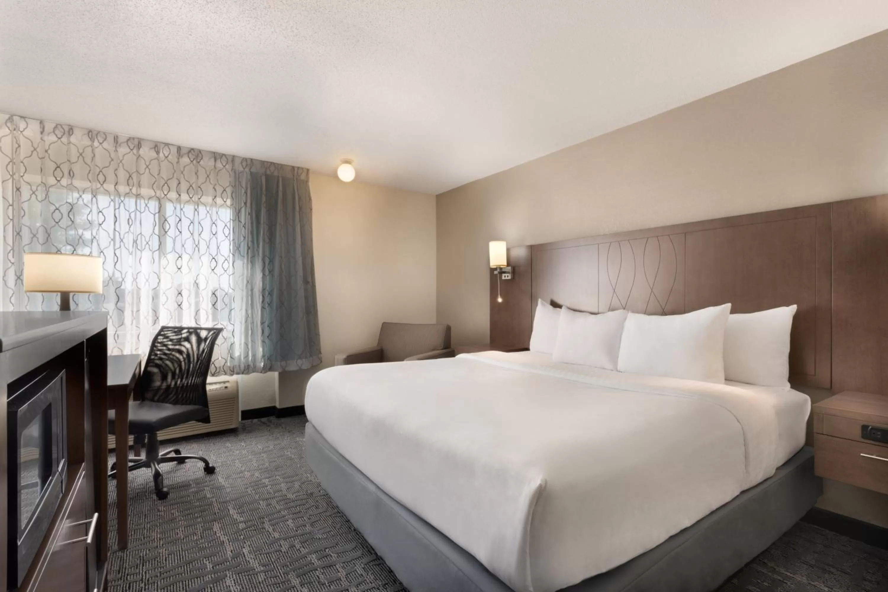 King Room - Non-Smoking in Baymont by Wyndham Des Moines North