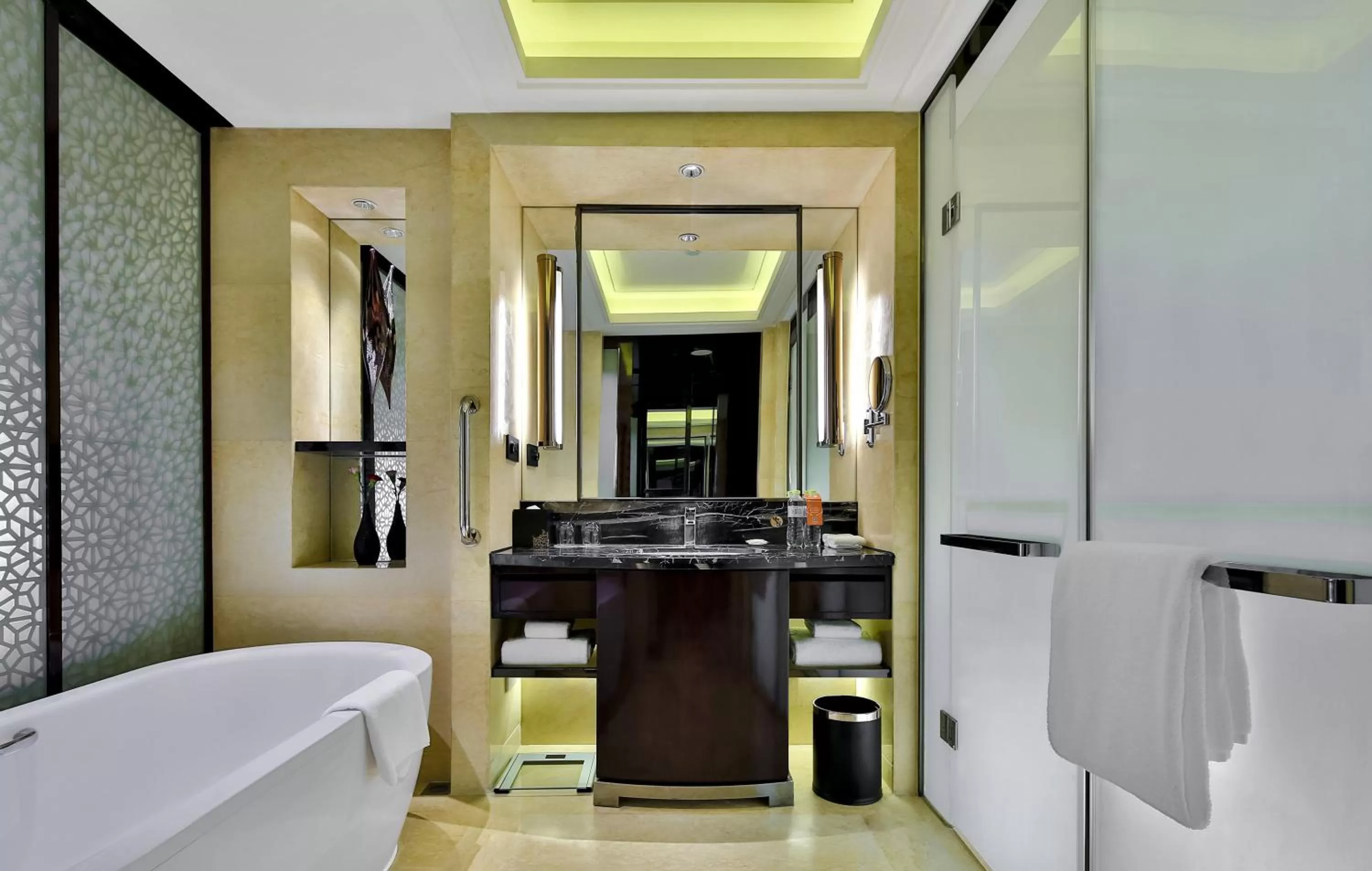 Standard Twin Room in Crowne Plaza Chengdu Panda Garden by IHG