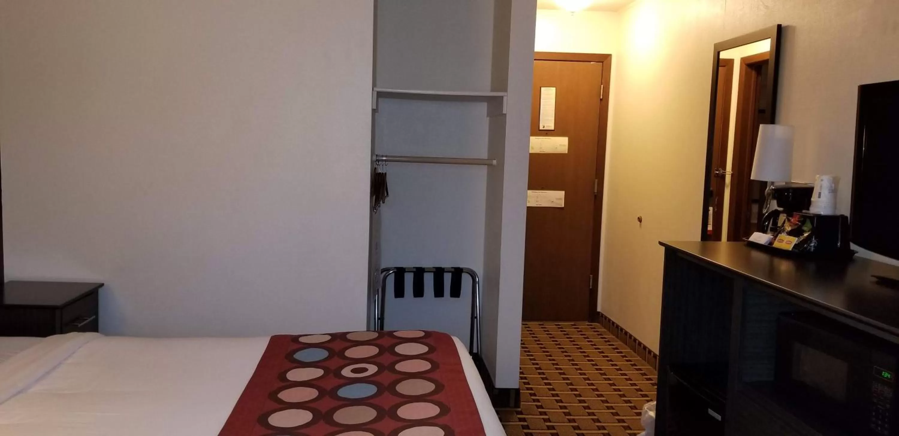 Queen Room with Bath Tub - Mobility Accessible/Non-Smoking in Super 8 by Wyndham Ashland