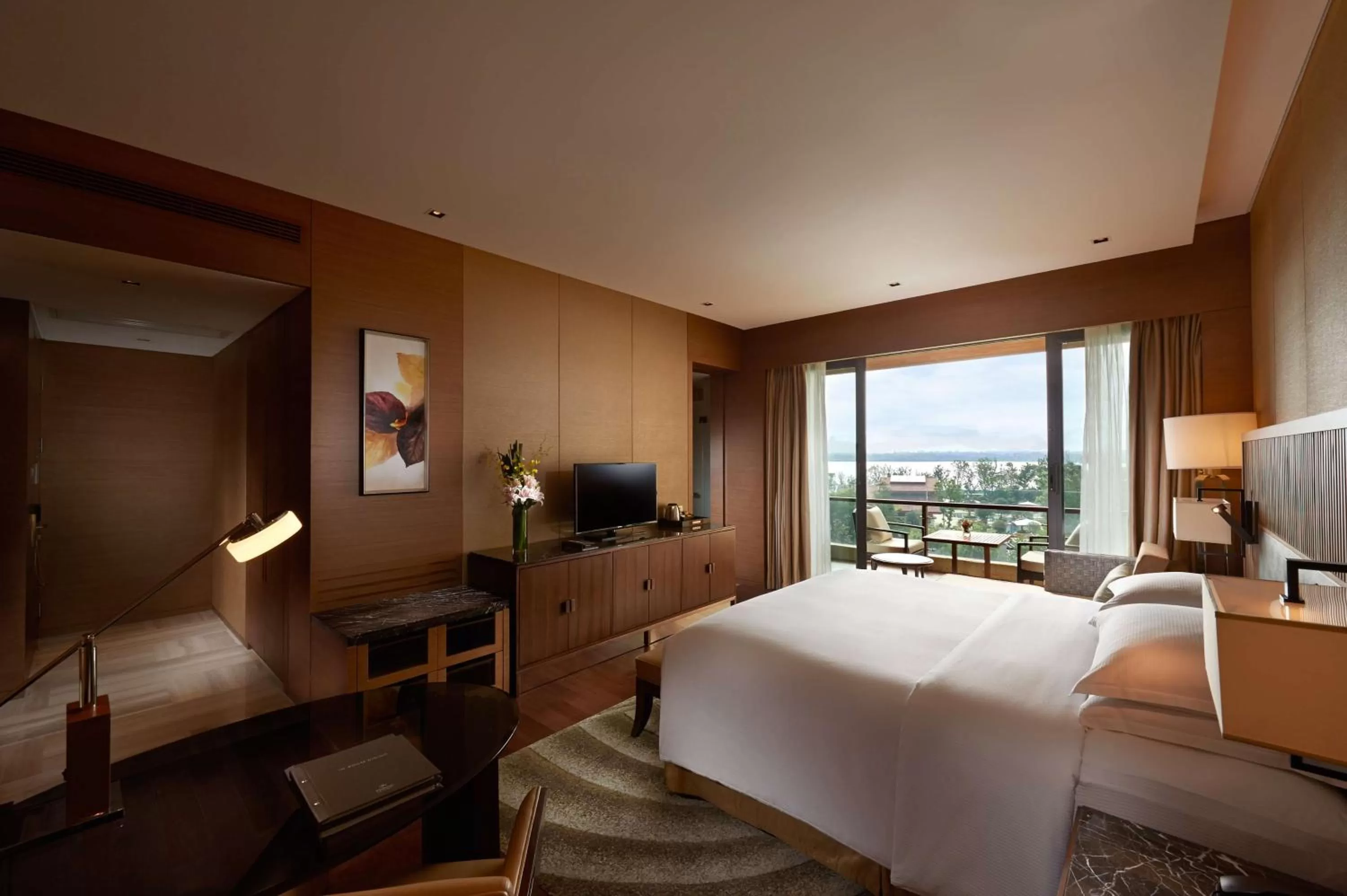 King Room with Roll-In Shower - Disability Access in Hilton Wuhan Optics Valley