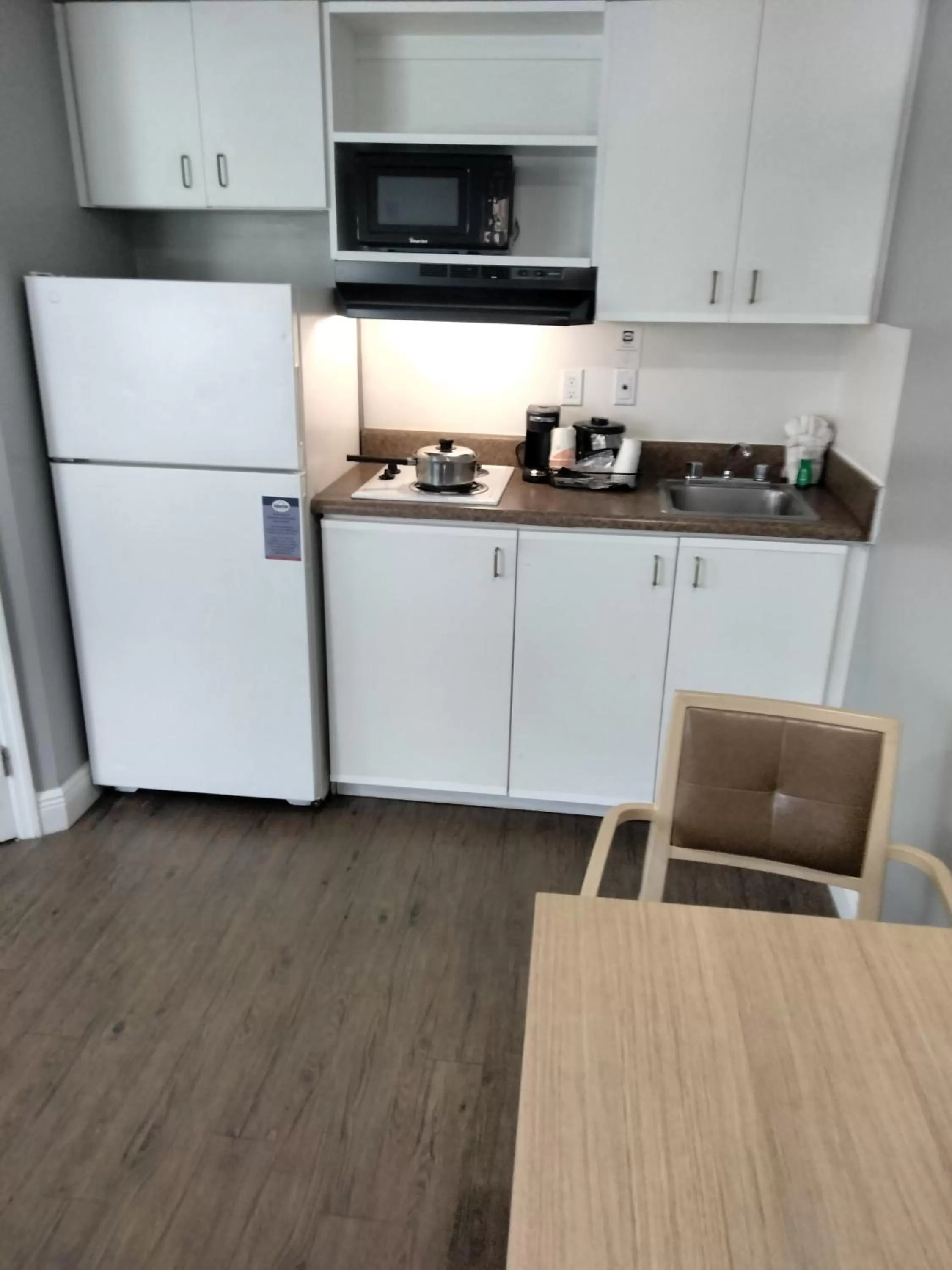 Efficiency King Room - Accessible/Non-Smoking in Suburban Studios Stuart near Federal Hwy 1