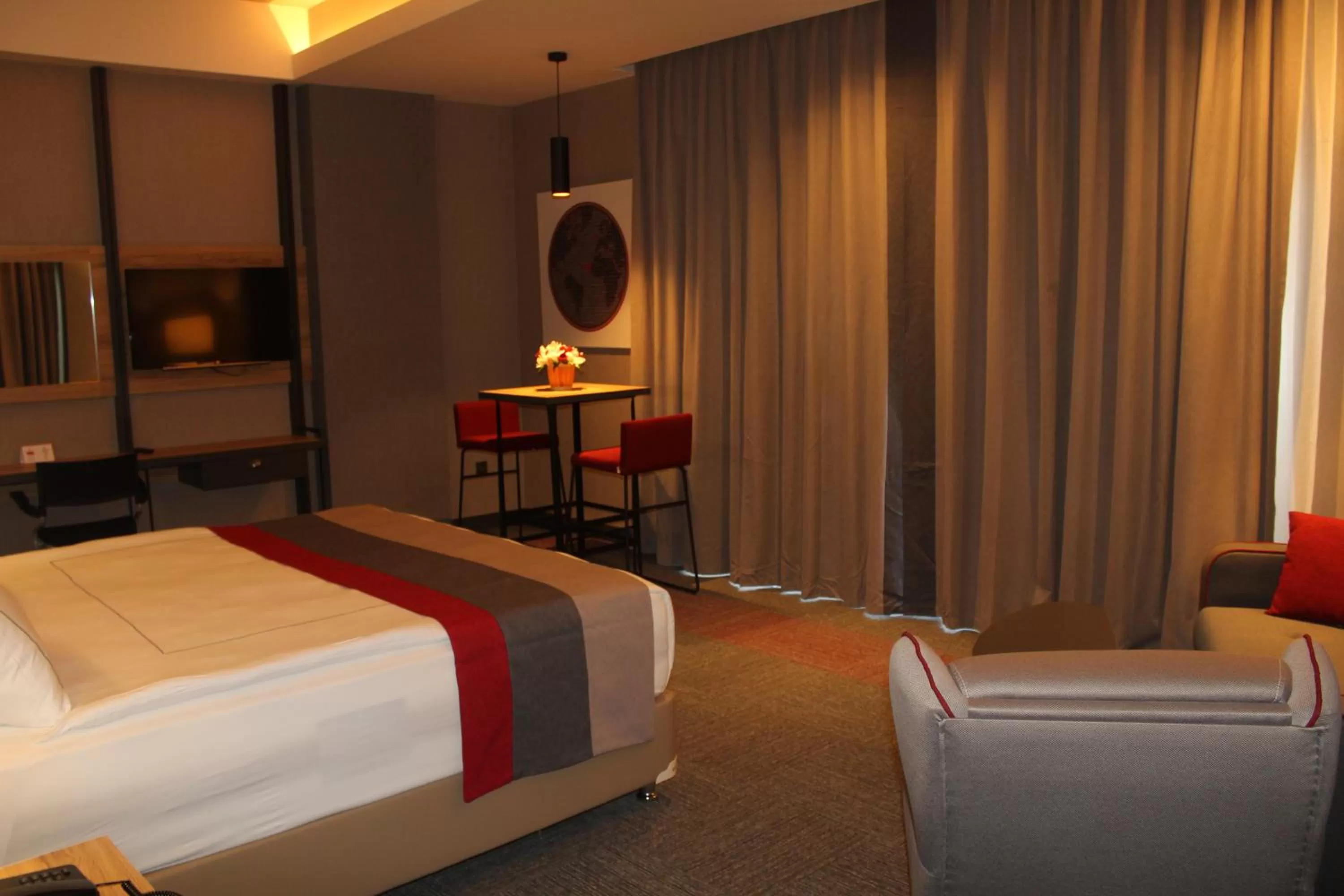 Corner Queen Suite - Non-Smoking in Ramada By Wyndham Tire