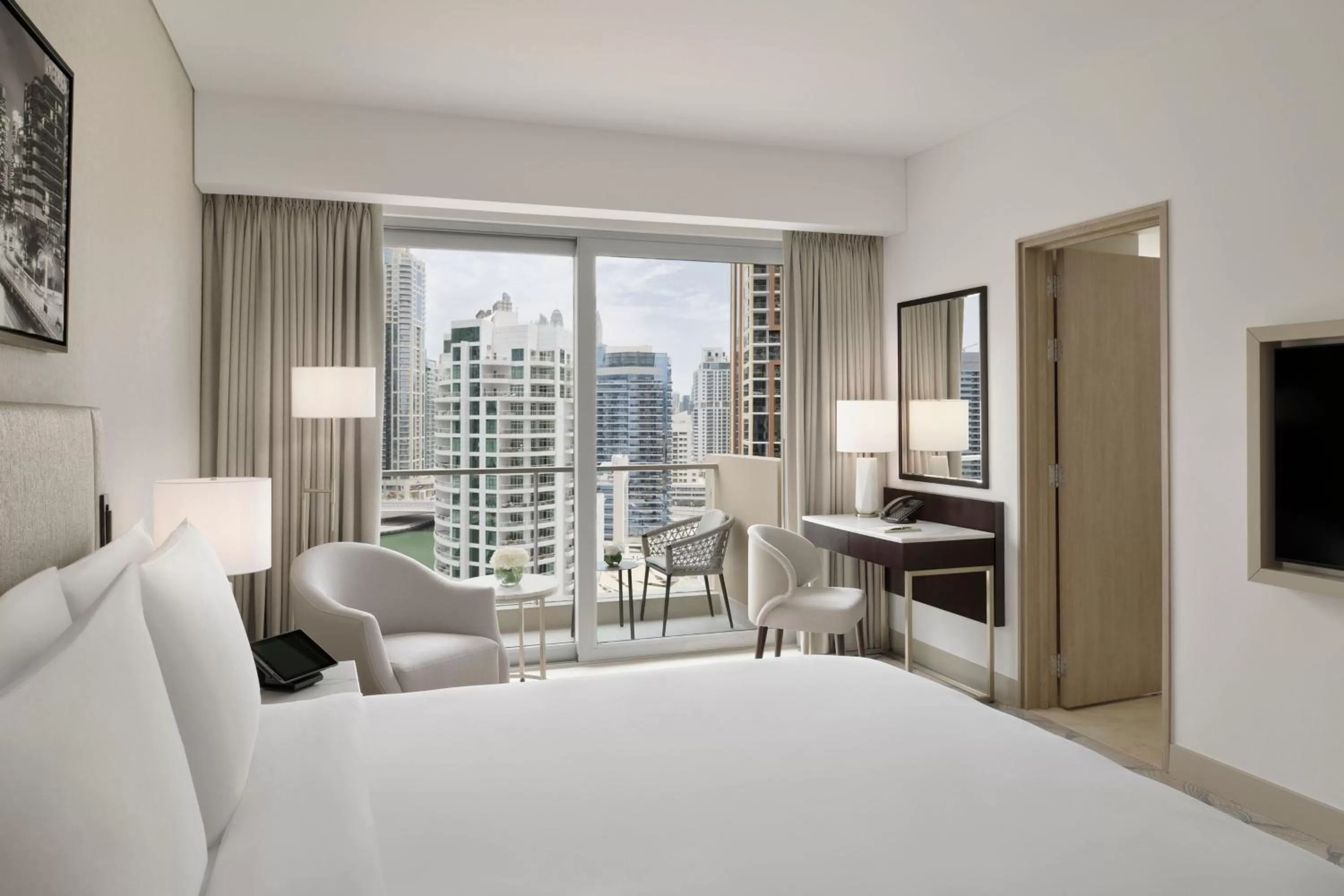 Deluxe King Room with City View and Balcony in Address Dubai Marina