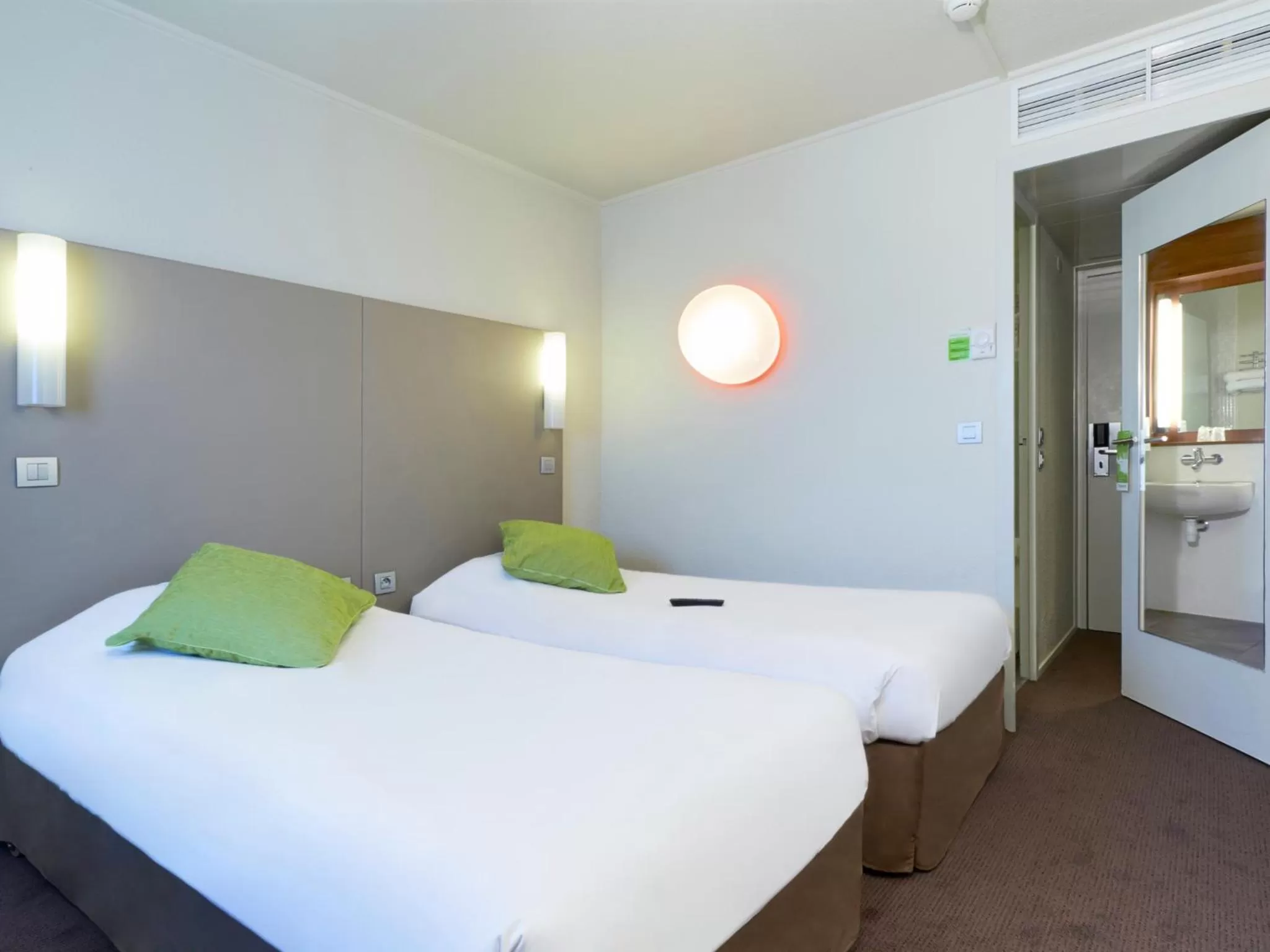 2 Single Beds - Room Next Generation in Campanile NATURE - Dijon Est Saint-Apollinaire