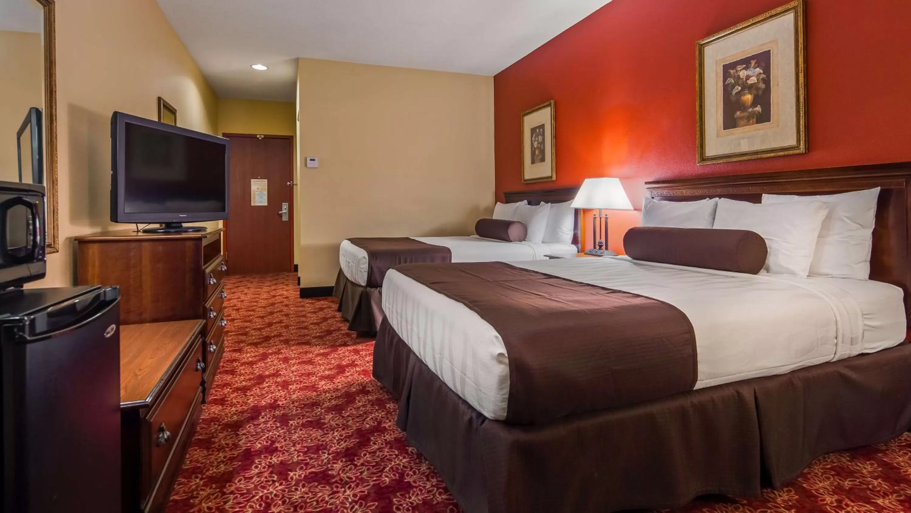 Queen Room with Two Queen Beds and Roll-In Shower - Mobility Access/Non-Smoking in Best Western Fort Lauderdale Airport Cruise Port