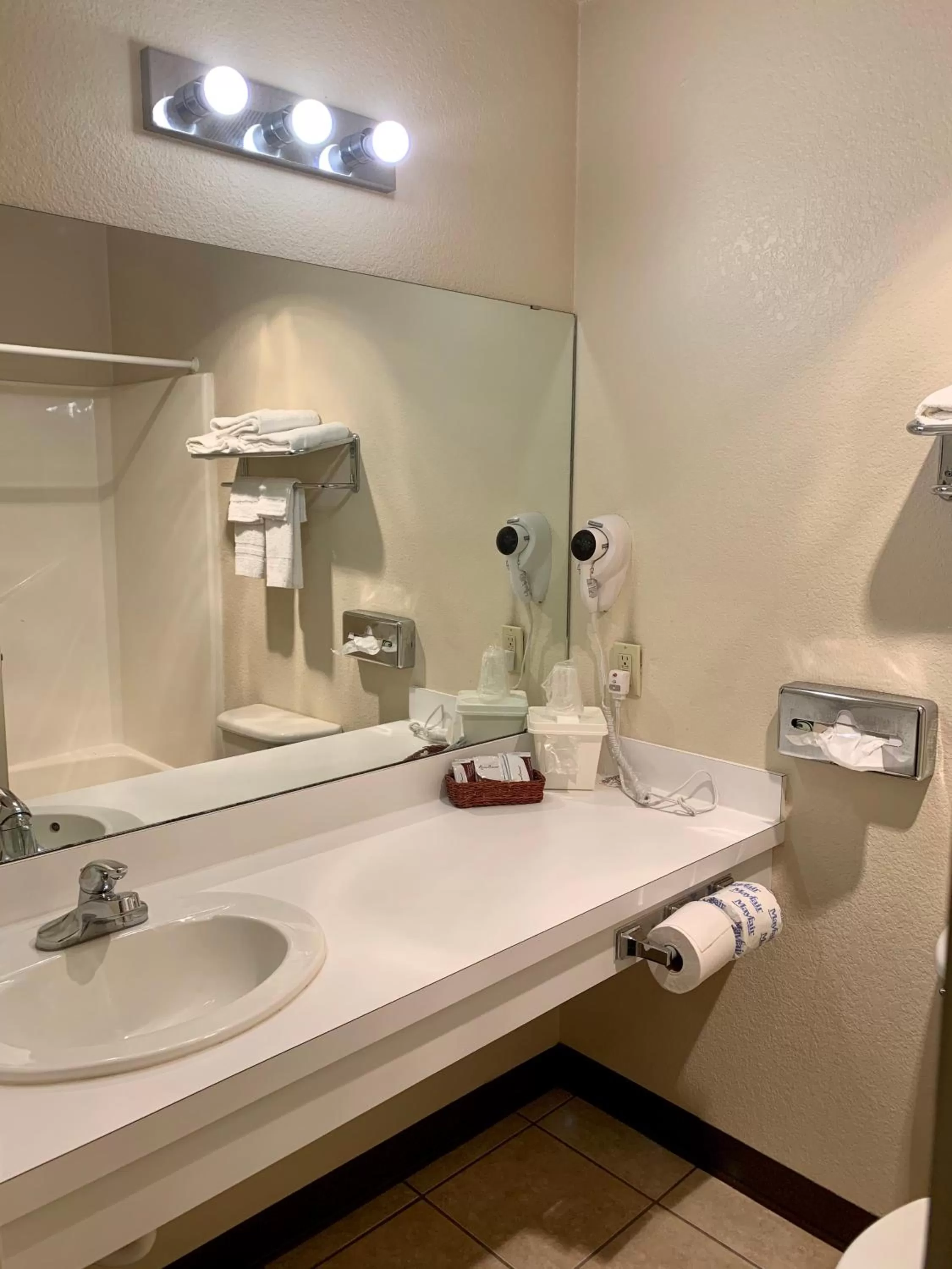 One-Bedroom Suite in Candlelight Inn & Suites Hwy 69 near McAlester