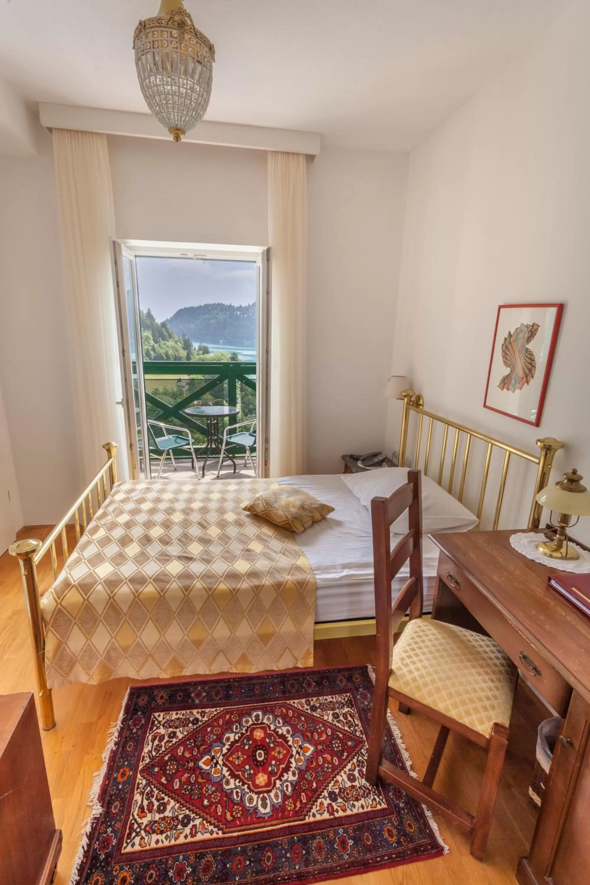 Single Room with Balcony and Lake View in Hotel Triglav