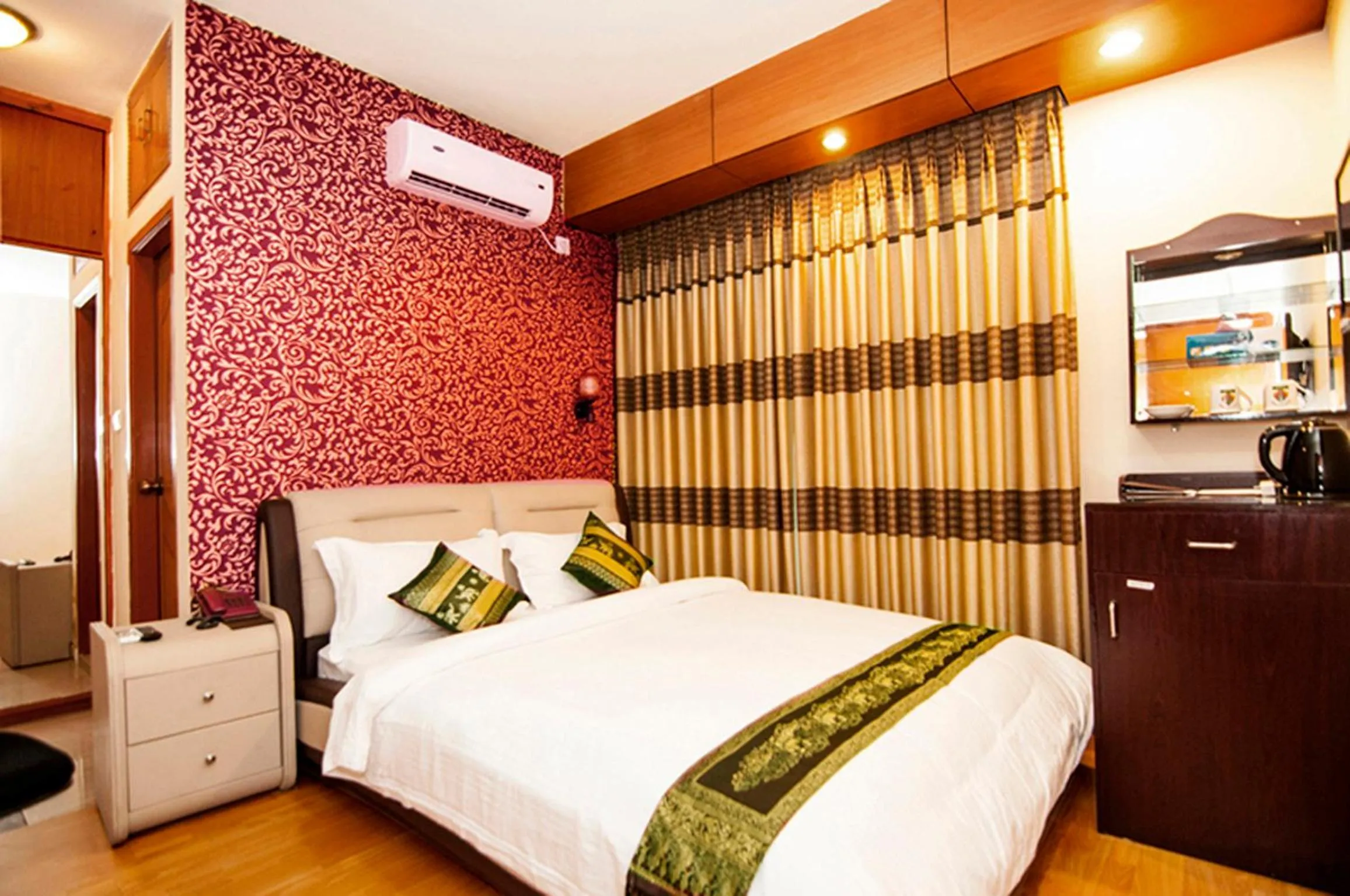 Single Room with Bath in Century Park Residence