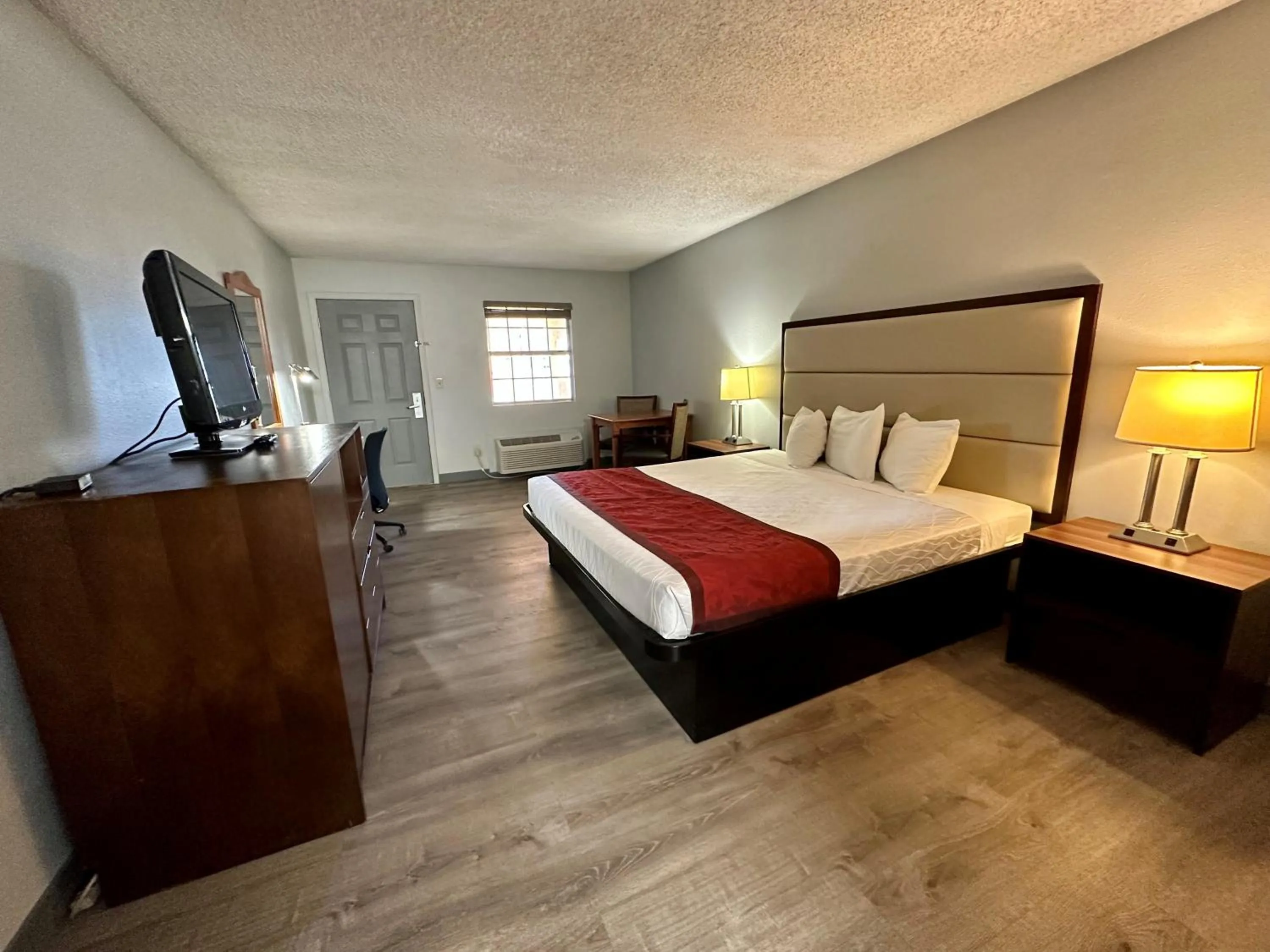 King Room- Non-Smoking in Silver Queen Inn