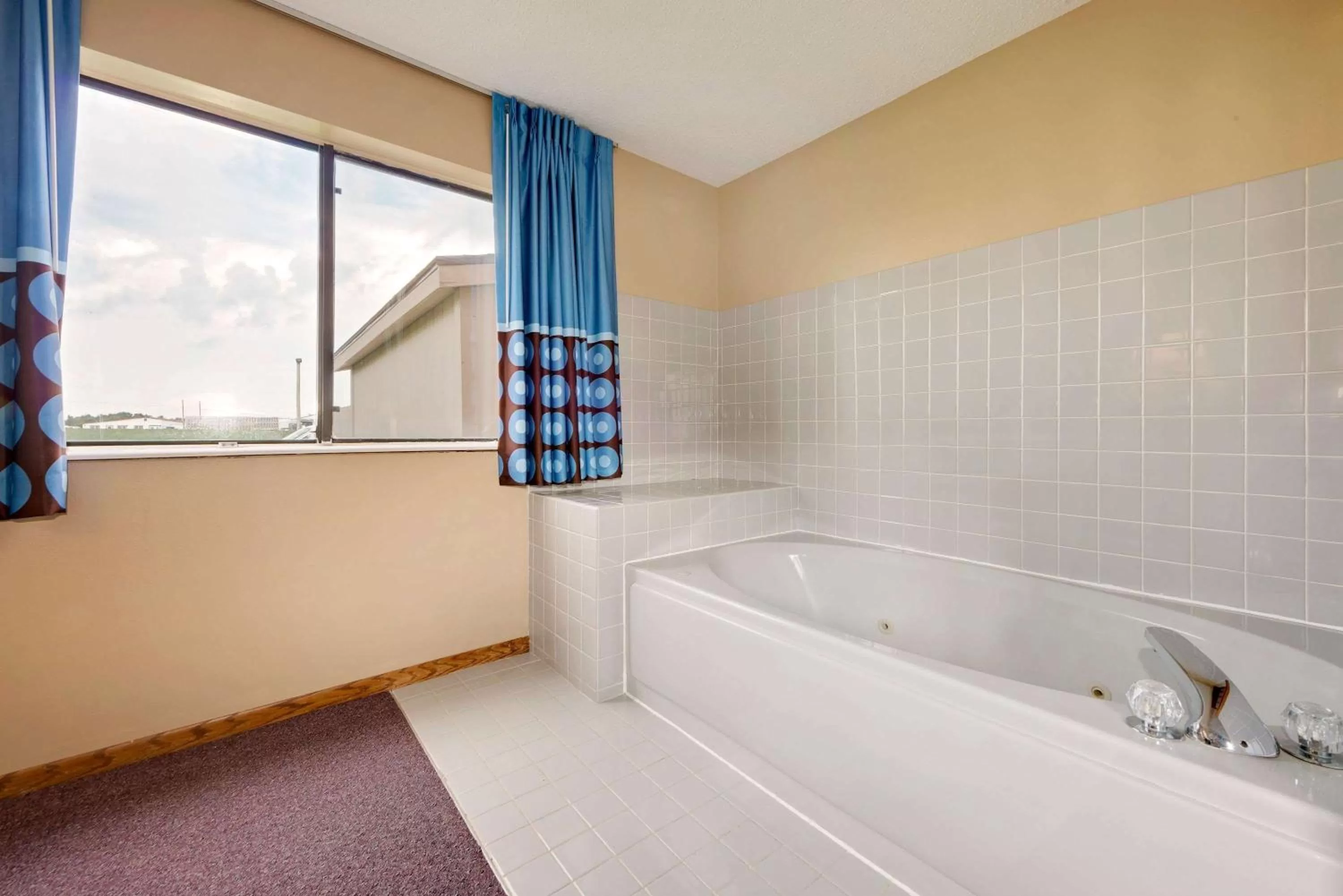 Deluxe King Suite - Non-Smoking in Super 8 by Wyndham Chariton