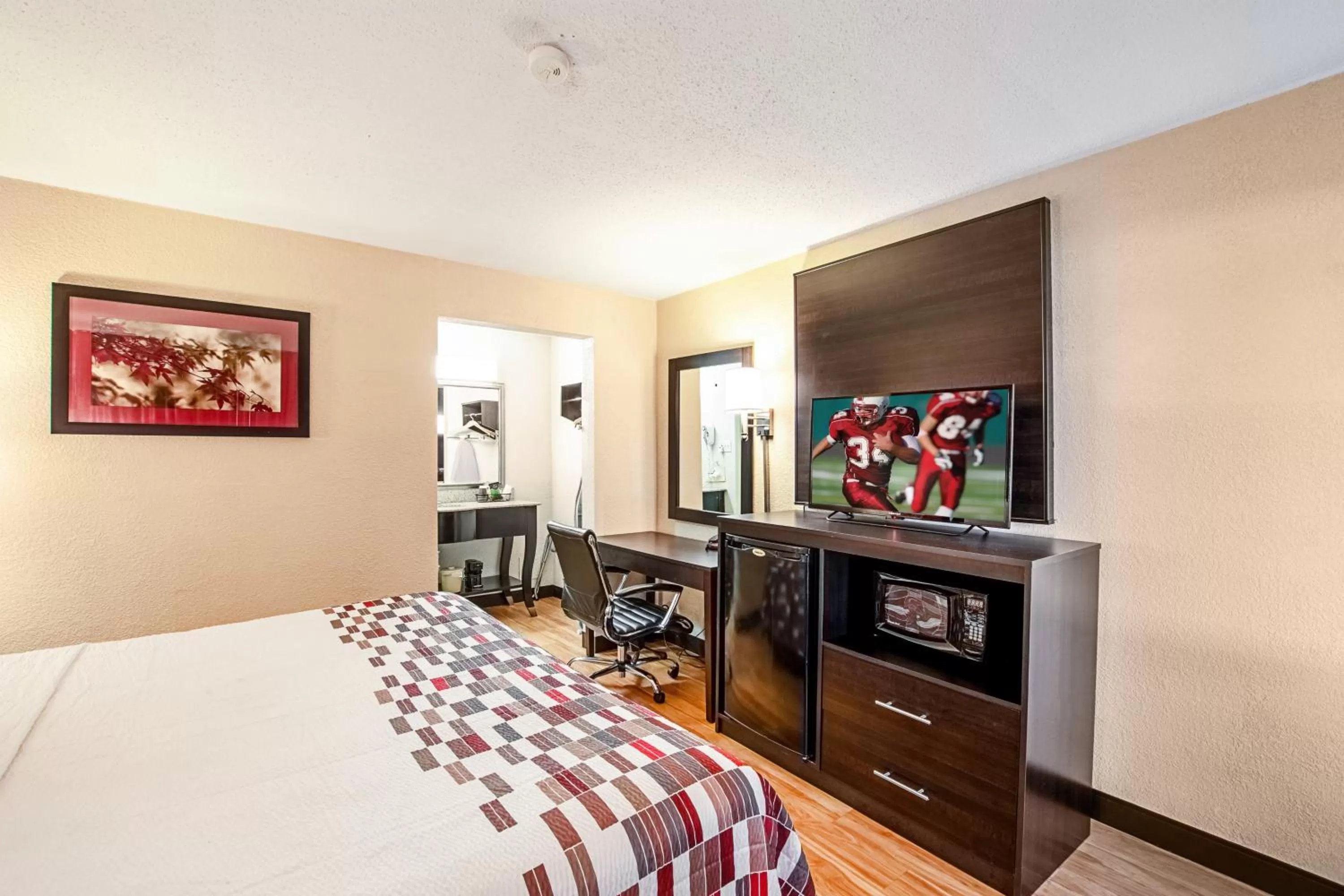 Superior King Room Non-Smoking in Red Roof Inn Battle Creek