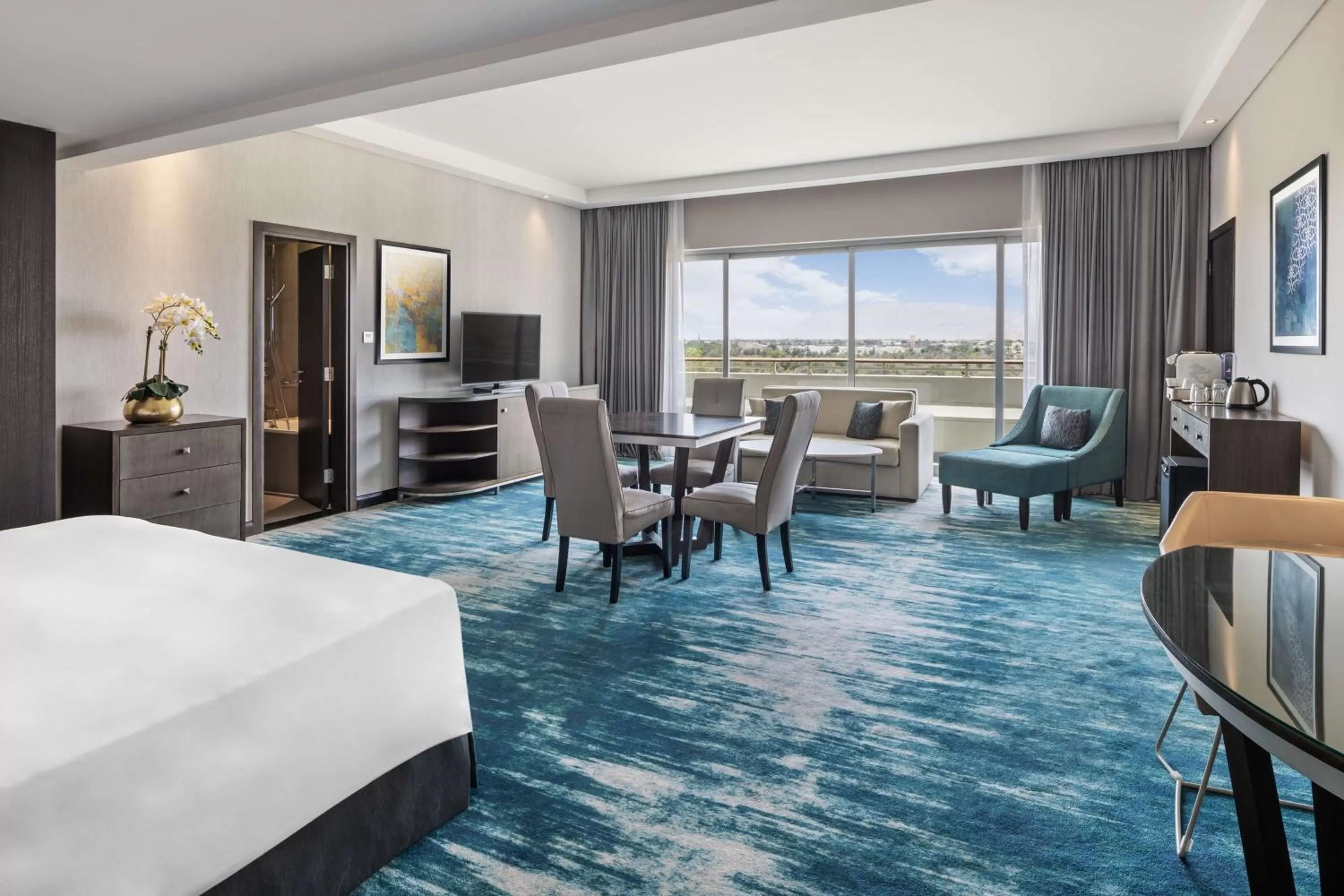 Suite with Balcony - complimentary access to Cobra Waterslide in Radisson Blu Hotel & Resort, Al Ain