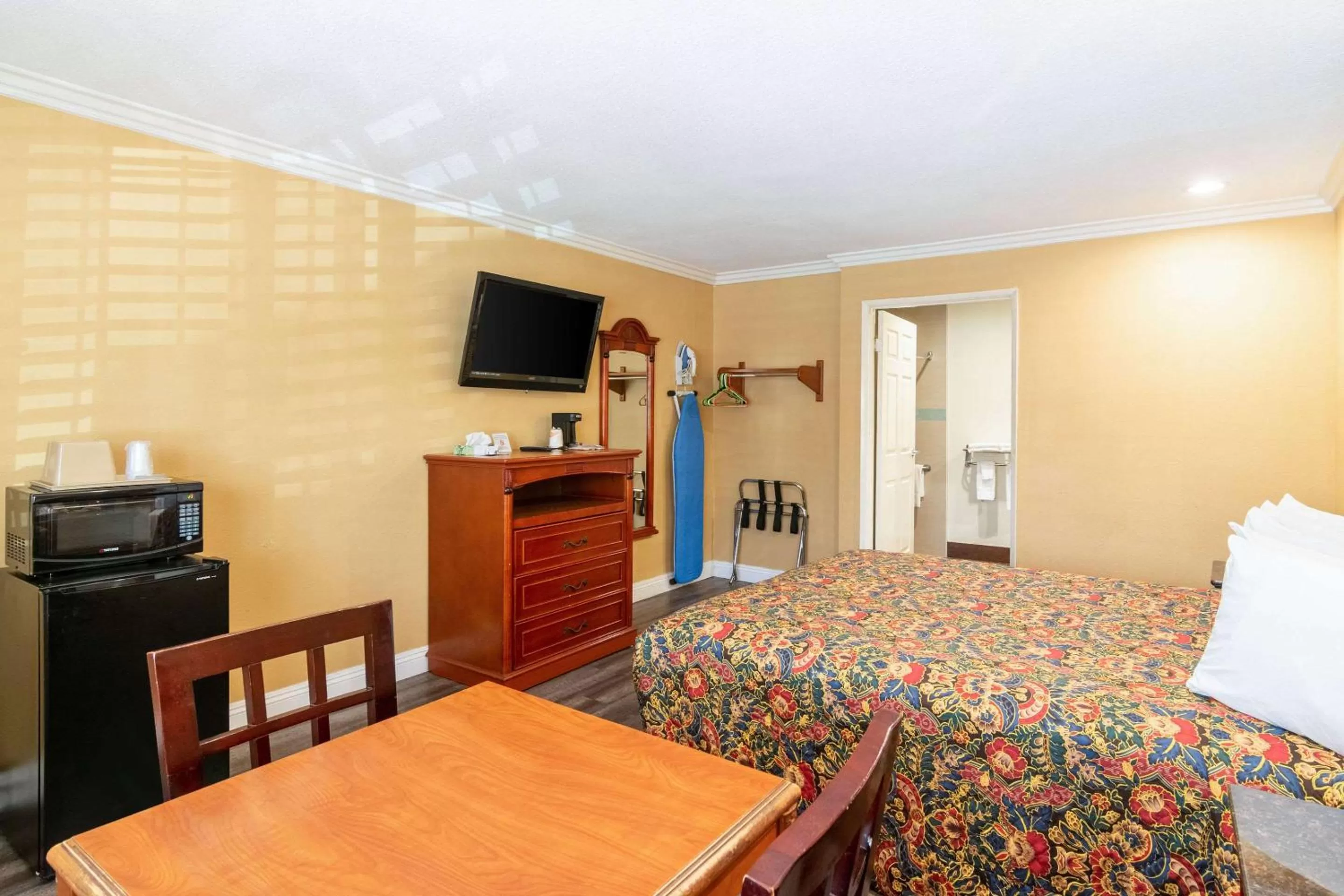 Standard Room, 1 King Bed, Accessible Roll-In Shower, Non Smoking in Rodeway Inn Artesia Cerritos