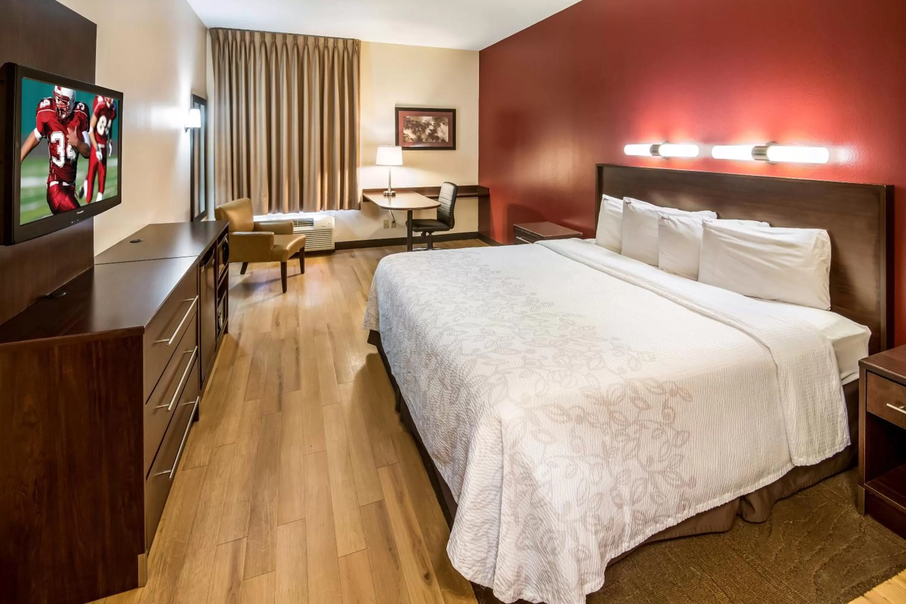 Superior King Room Smoke Free in Red Roof PLUS Long Island - Garden City