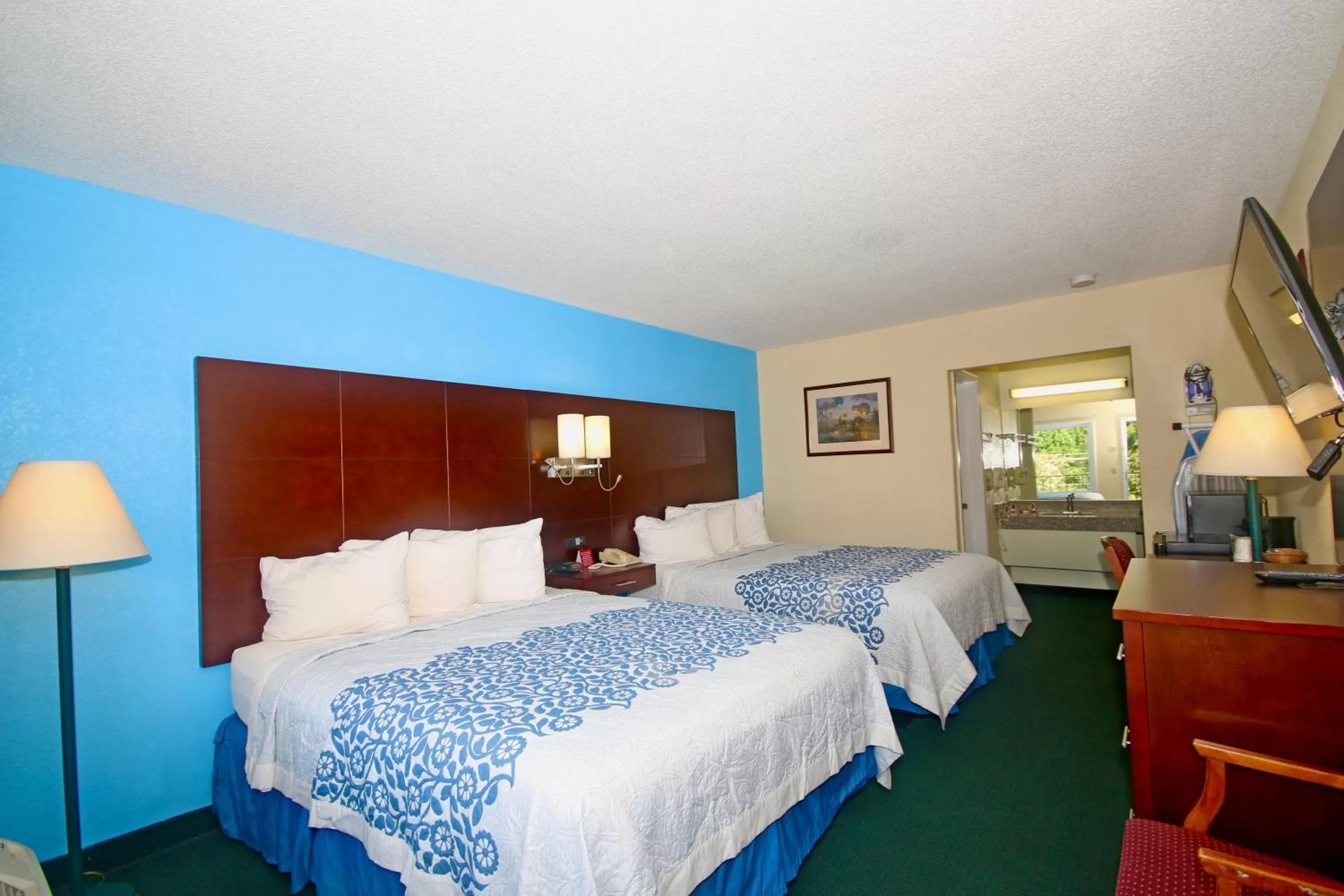 Queen Room with Two Queen Beds - Smoking in Hamilton Inn Jonesville I-77