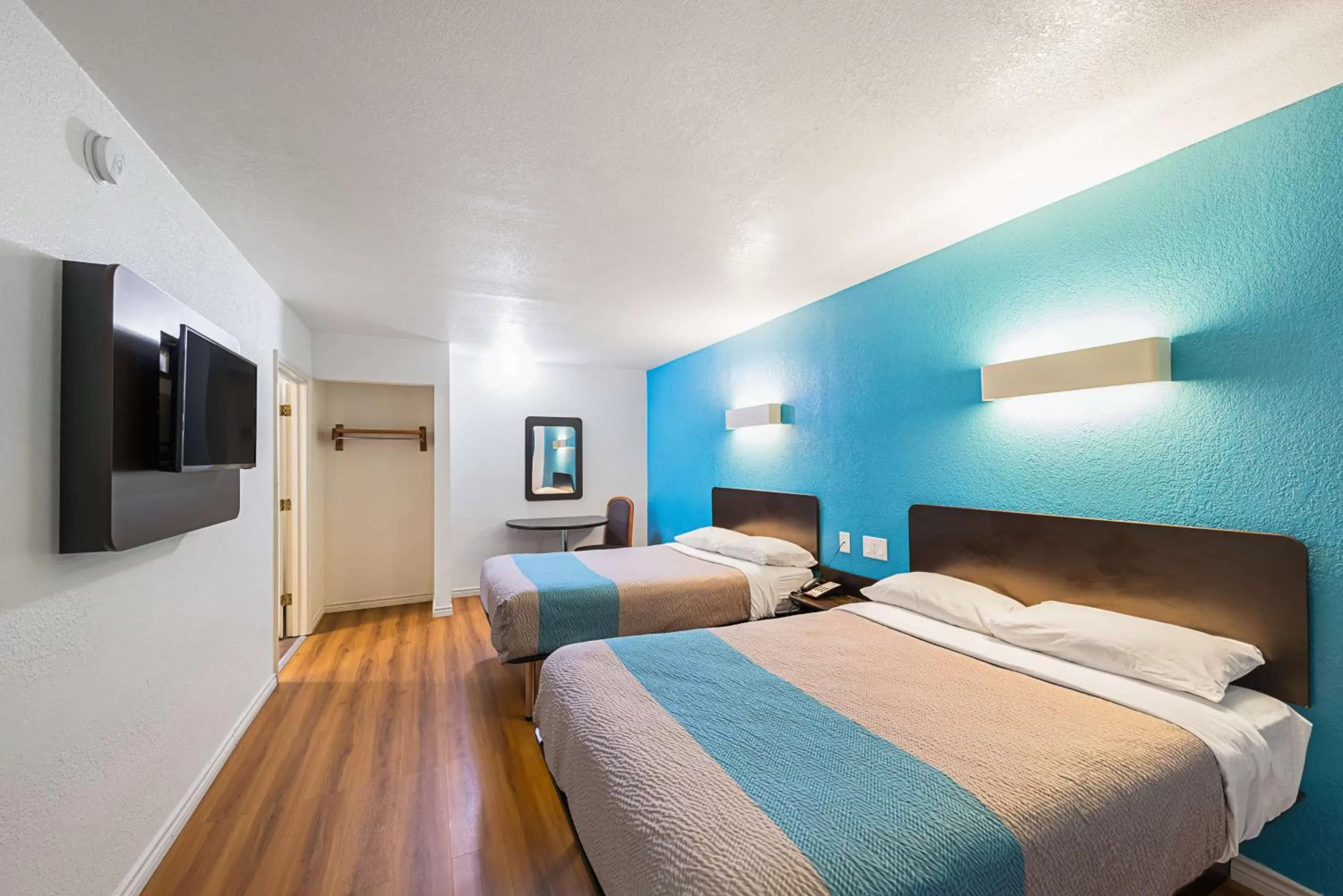 Quadruple Room - Disability Access - Non-Smoking in Motel 6-Grand Prairie, TX - Interstate 30