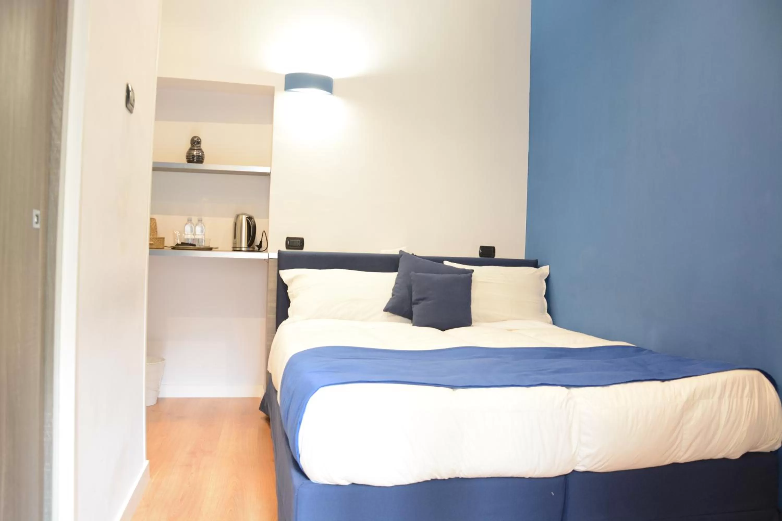 Small Double Room with Private Bathroom in AFFITTACAMERE "B&B Grande Archivio Napoli"