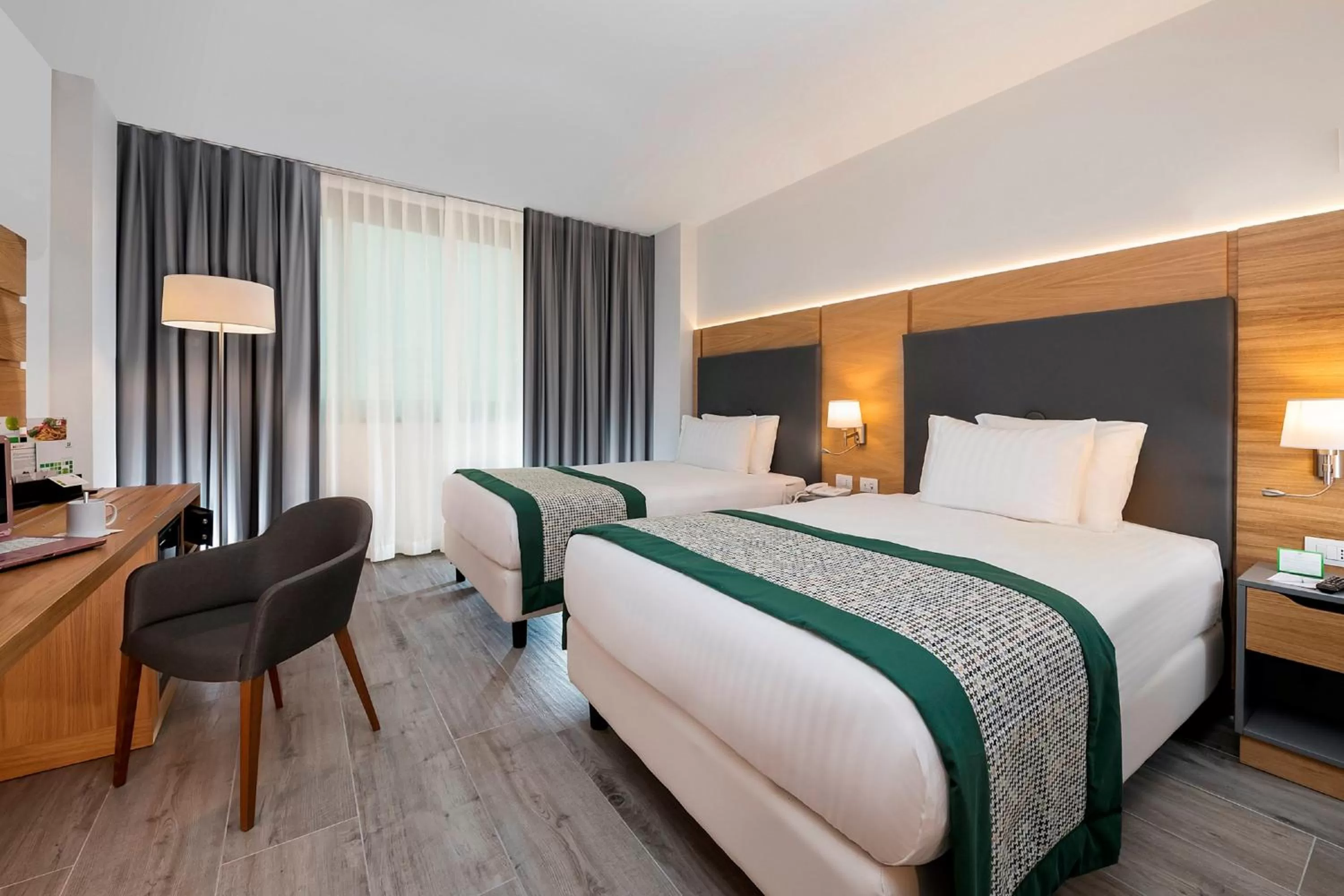 Premium Twin Room in Holiday Inn Naples by IHG
