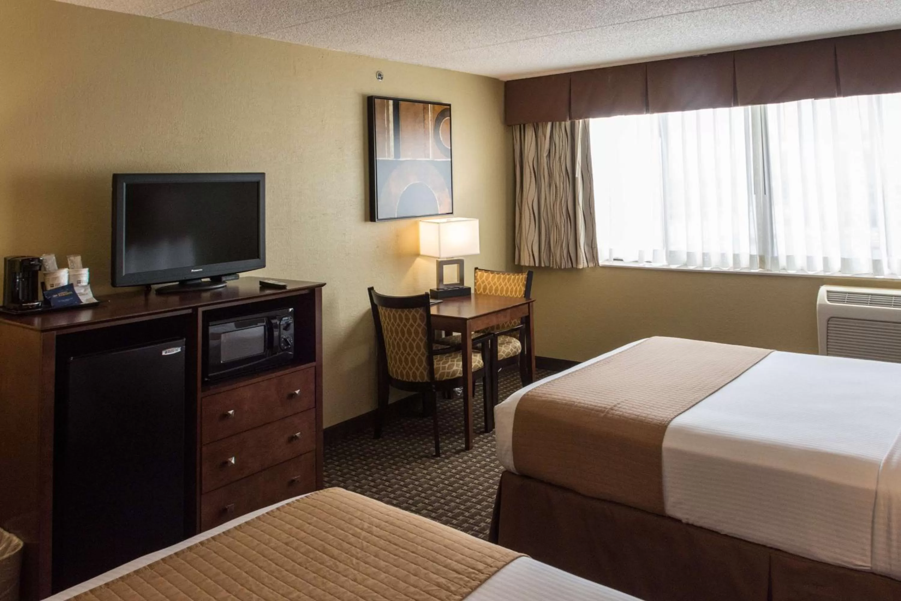 Queen Room with Two Queen Beds and Bath Tub - Disability Access/Non-Smoking  in Best Western Executive Inn Kenosha - Pleasant Prairie