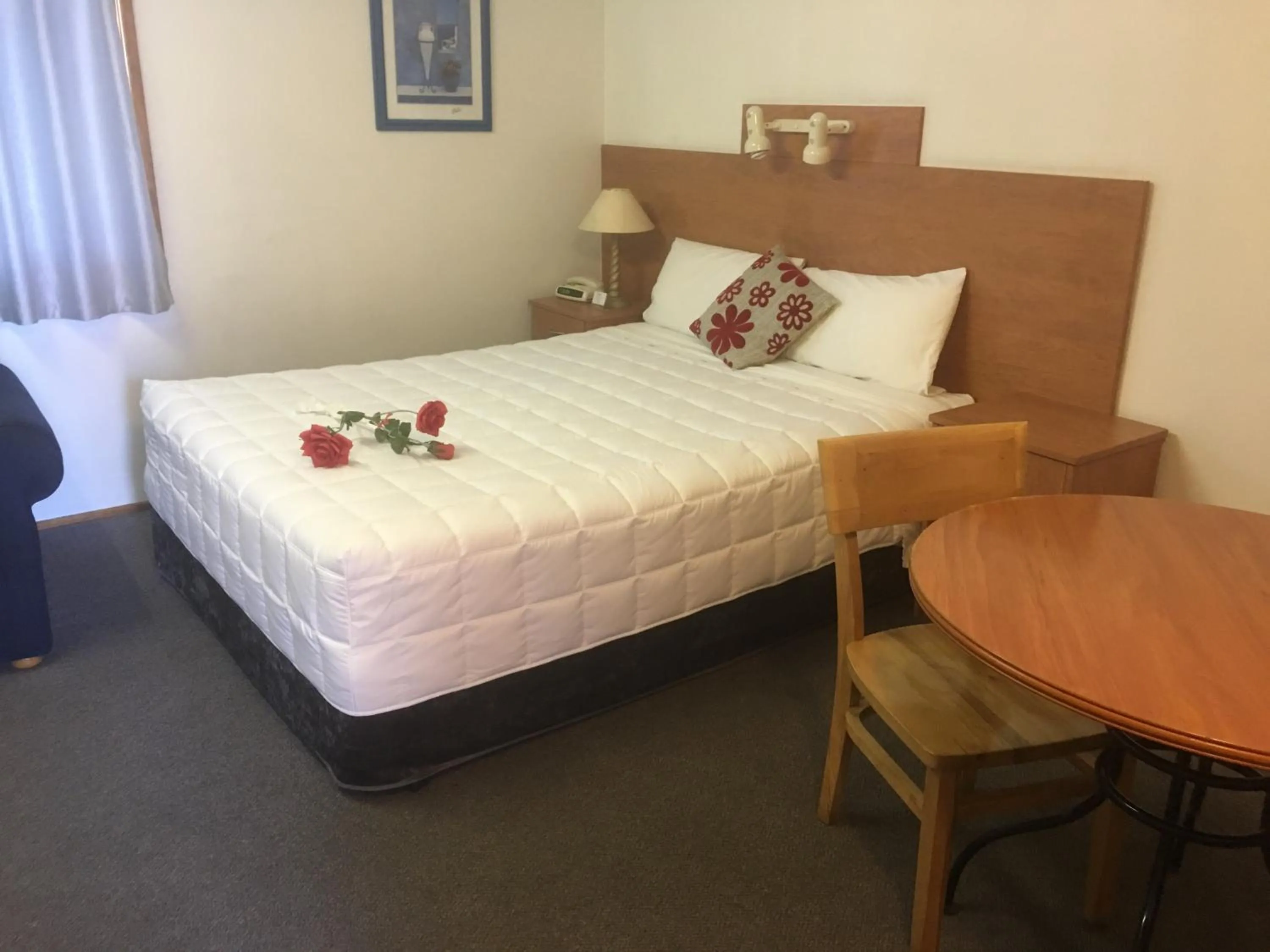 Queen Room with Balcony in Bridge View Motel