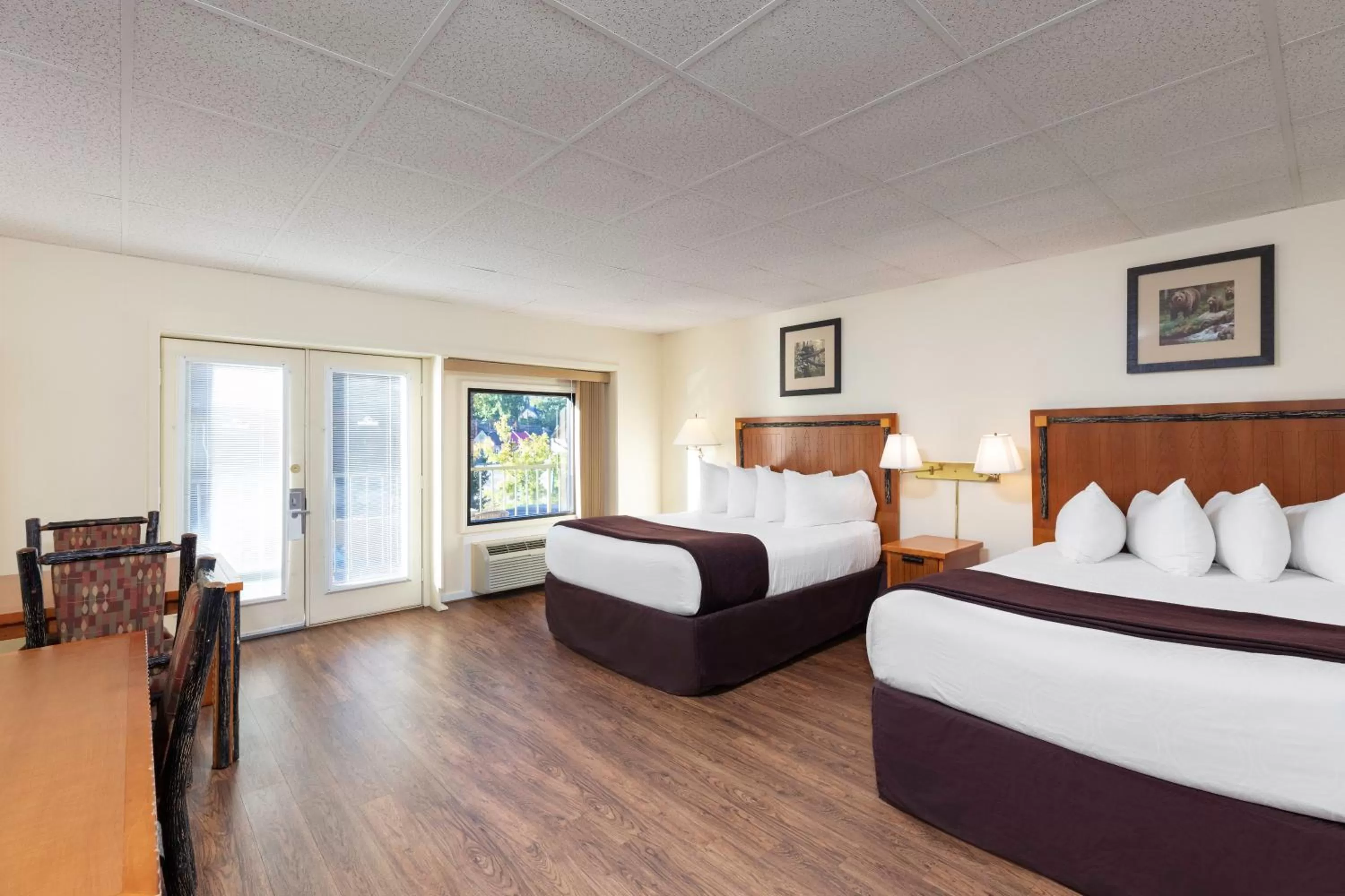 Signature Queen Guestroom in River Terrace Resort & Convention Center